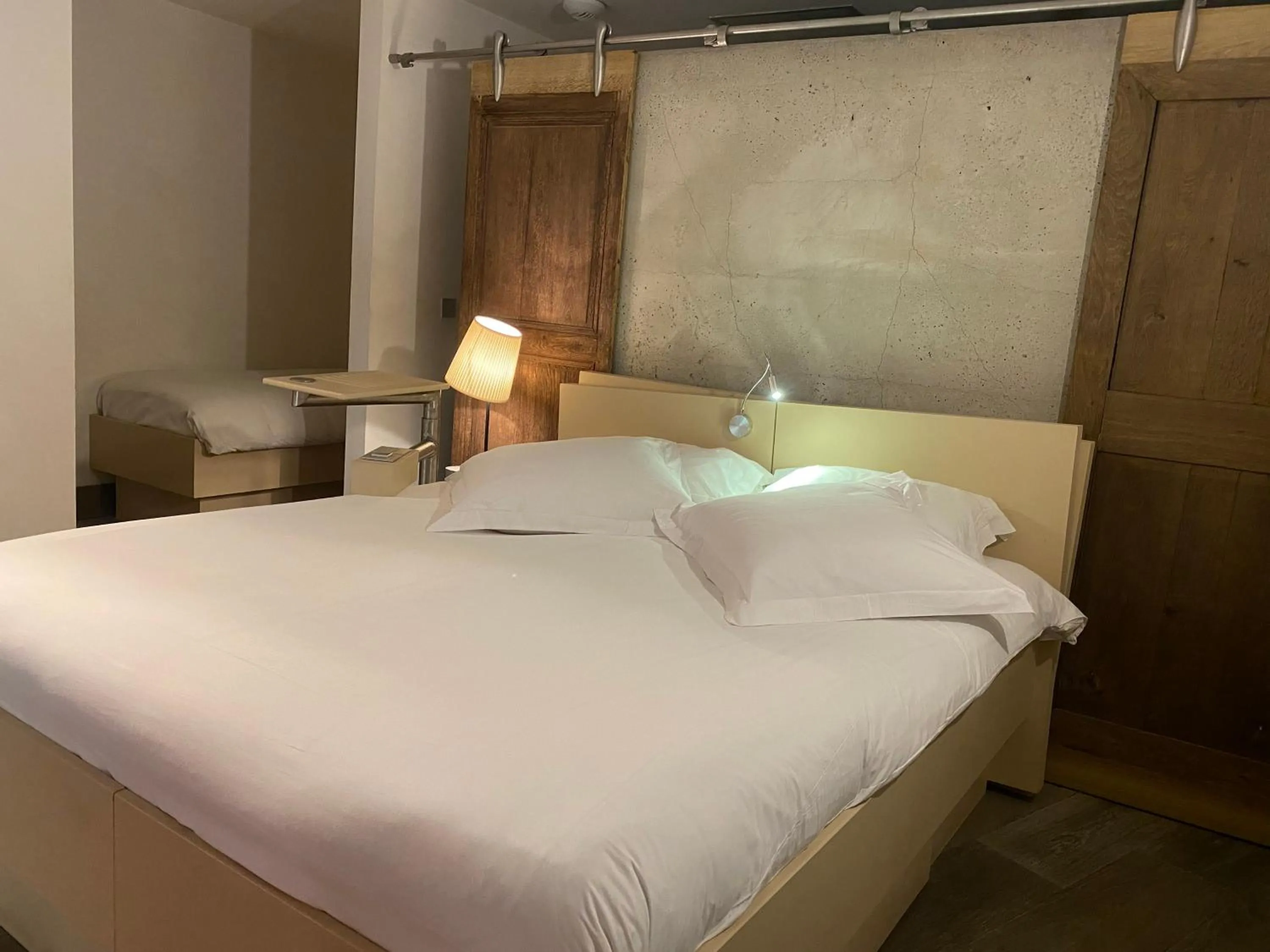 Bed in Hôtel Le Dormeur du Val