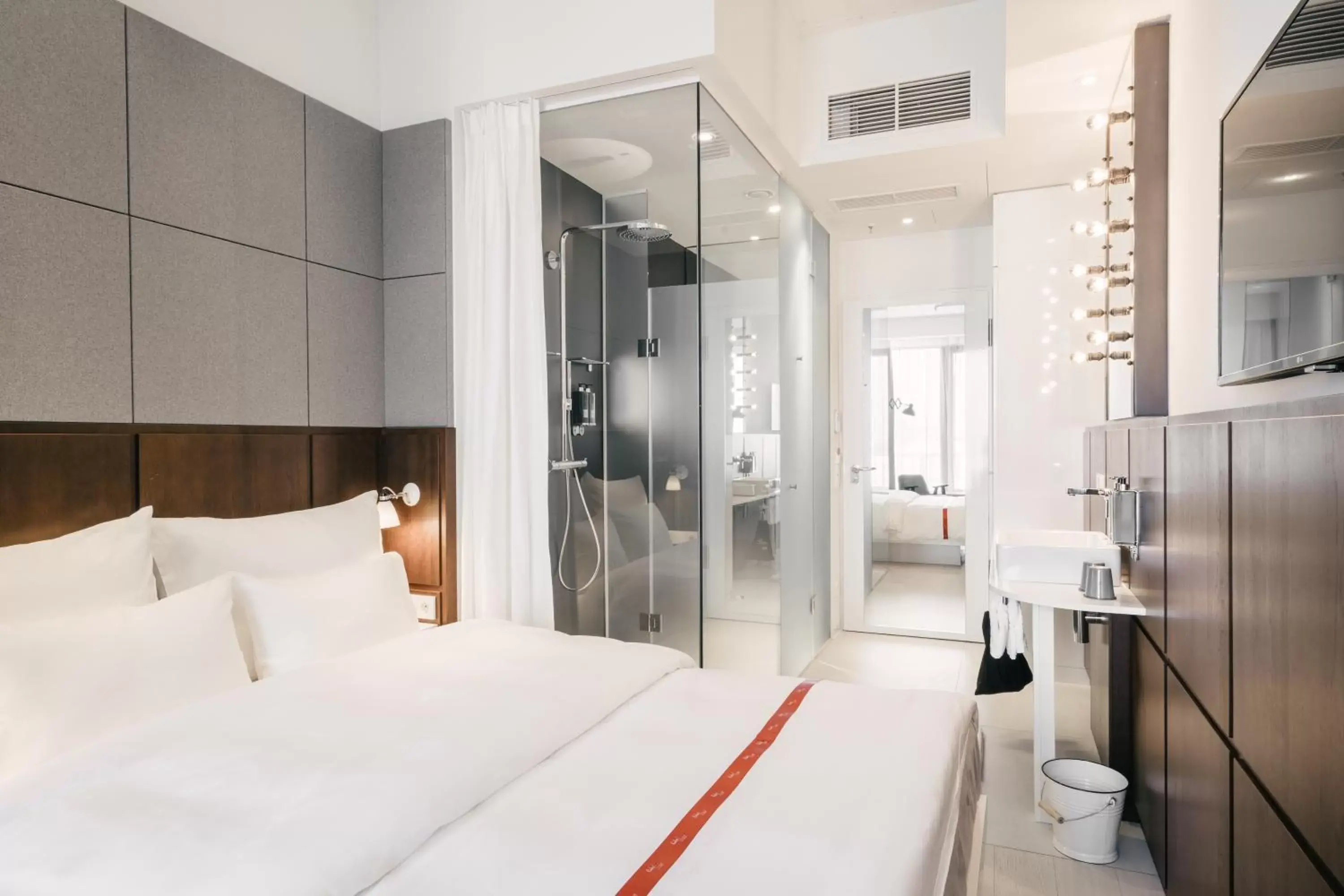 Lovely in Ruby Lilly Hotel Munich Lovely in Ruby Lilly Hotel Munich