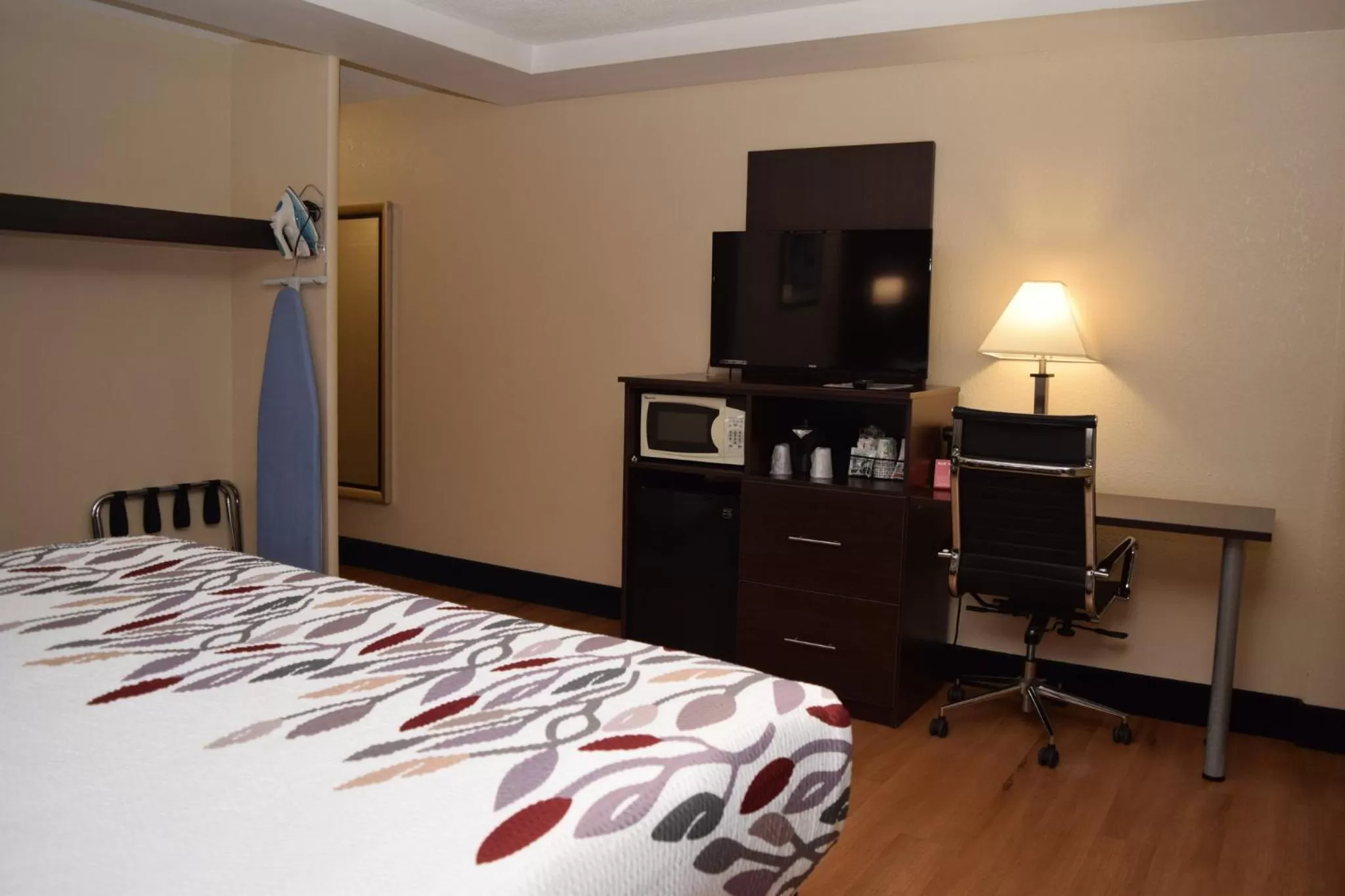 Bedroom, Bed in Red Roof Inn Batavia