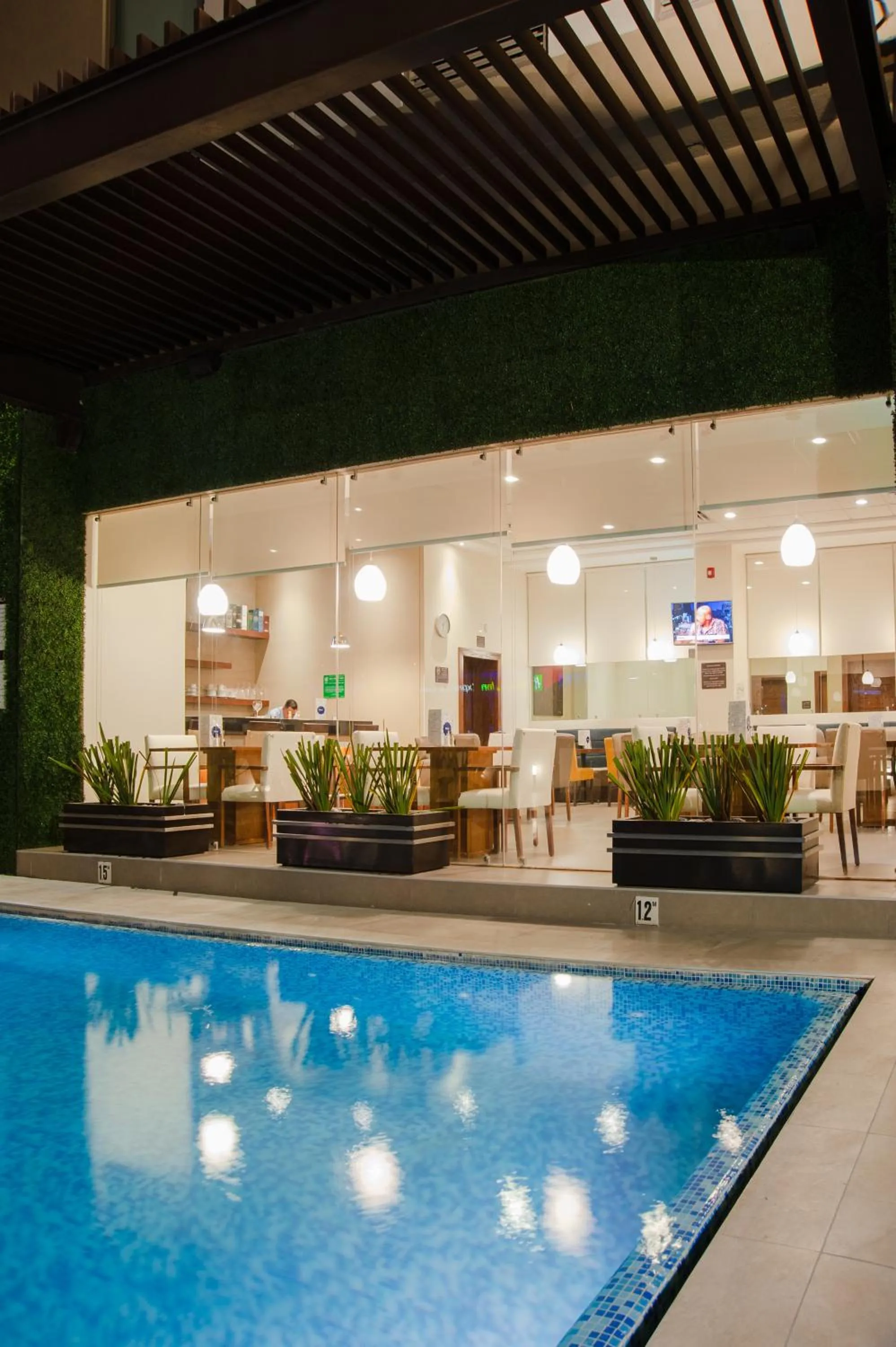 Swimming pool in Best Western Plus Chihuahua Juventud