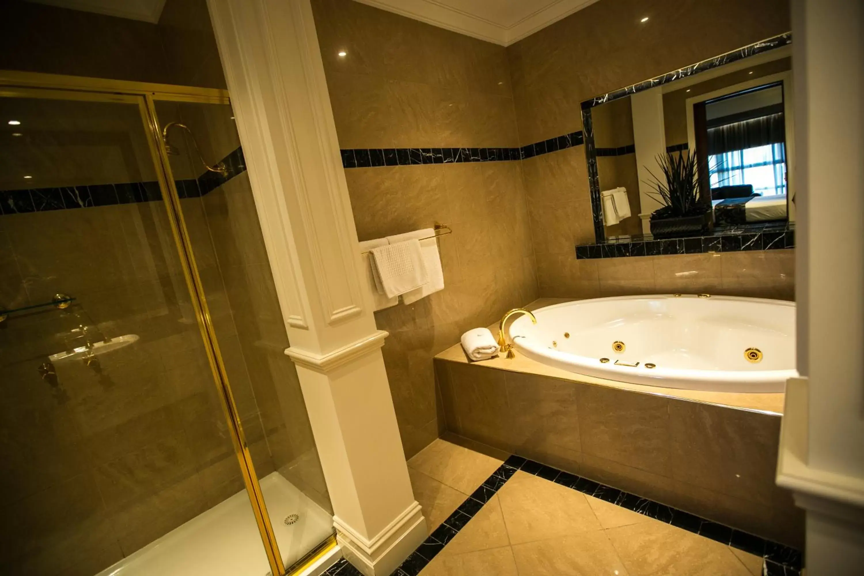 Deluxe Suite with Spa Bath in Gallery Apartments Deluxe Suite with Spa Bath in Gallery Apartments