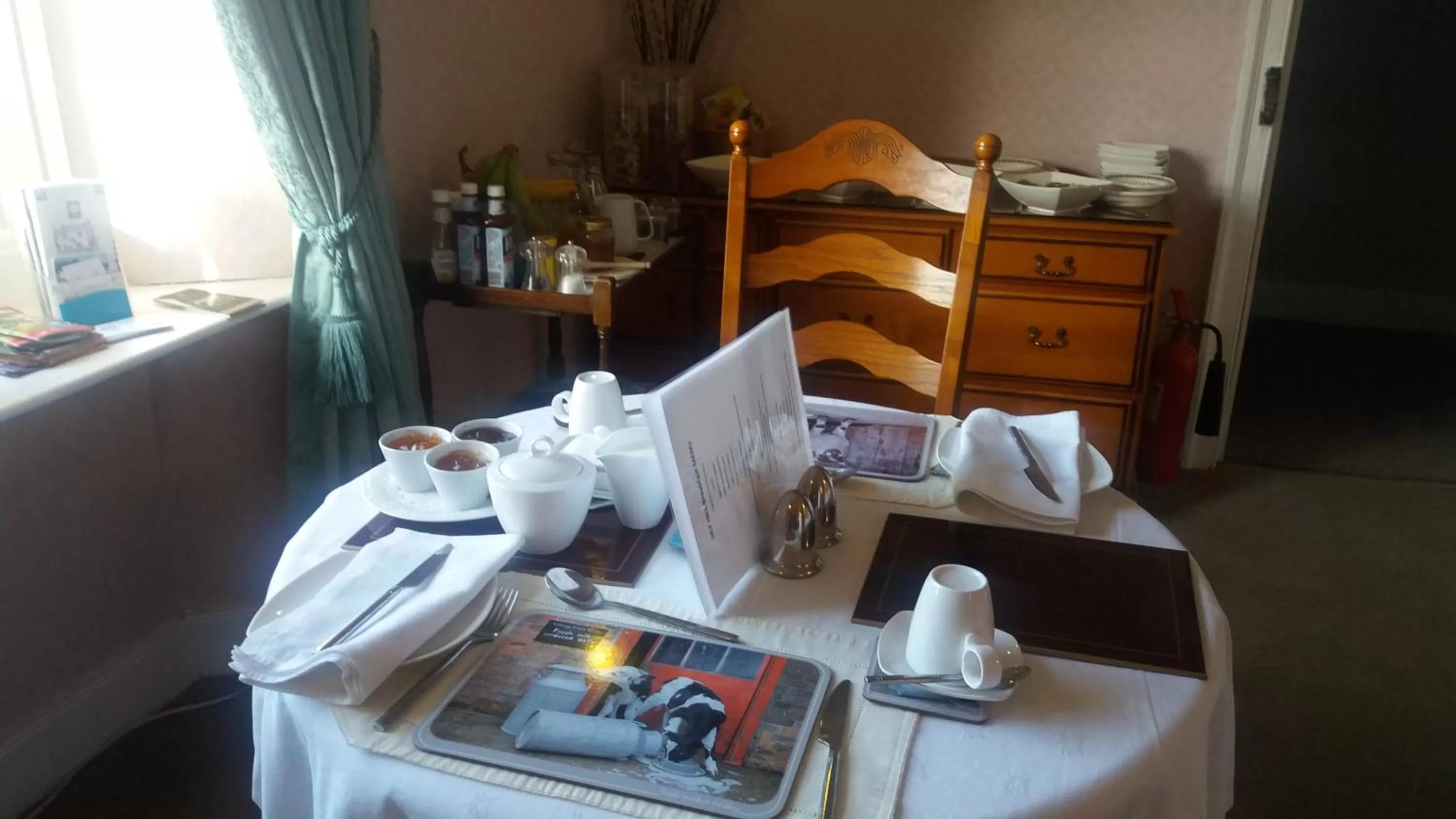 Dining area, Bed in Lily Hill Farm