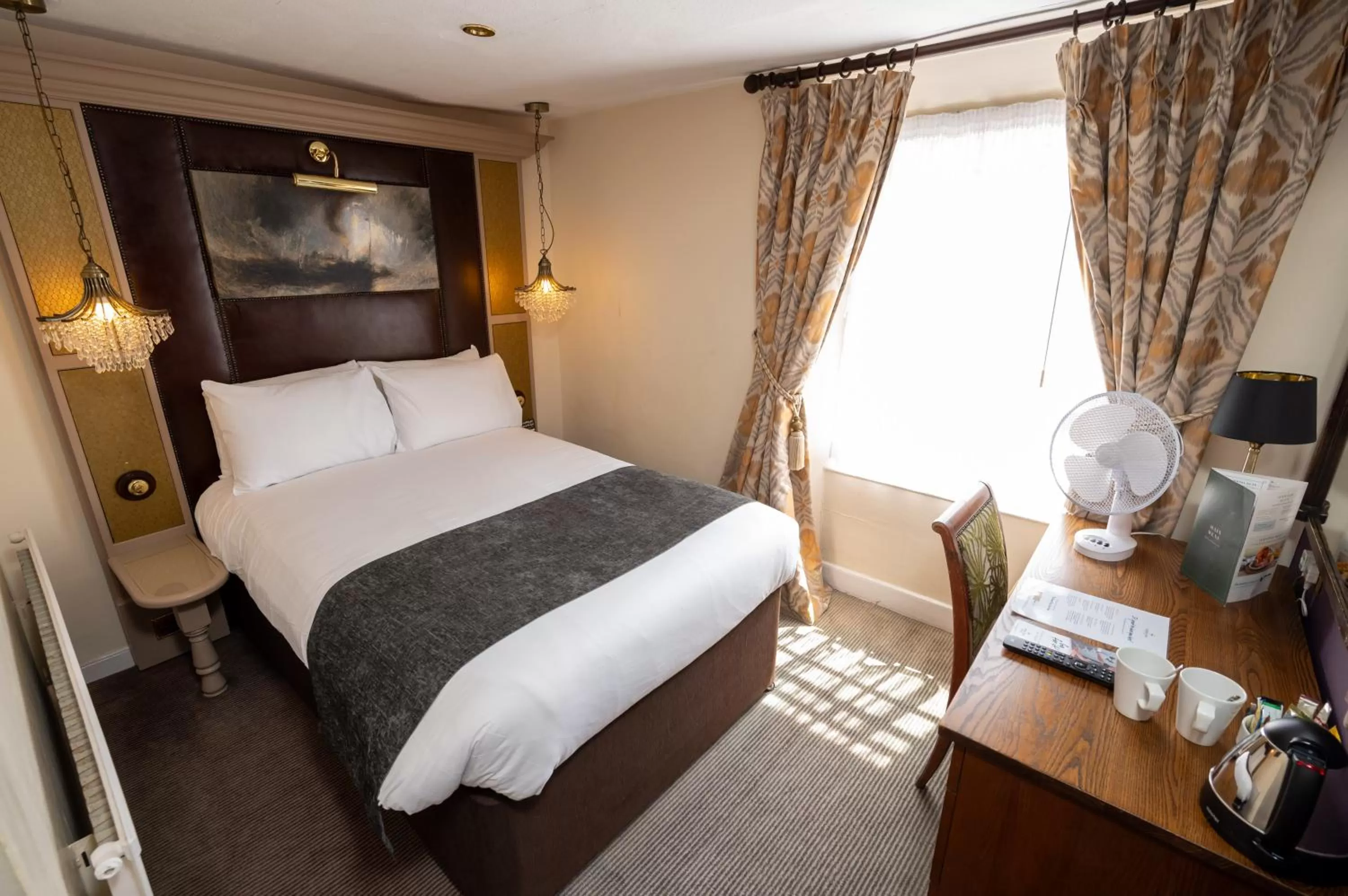 Bedroom, Bed in Antelope by Greene King Inns