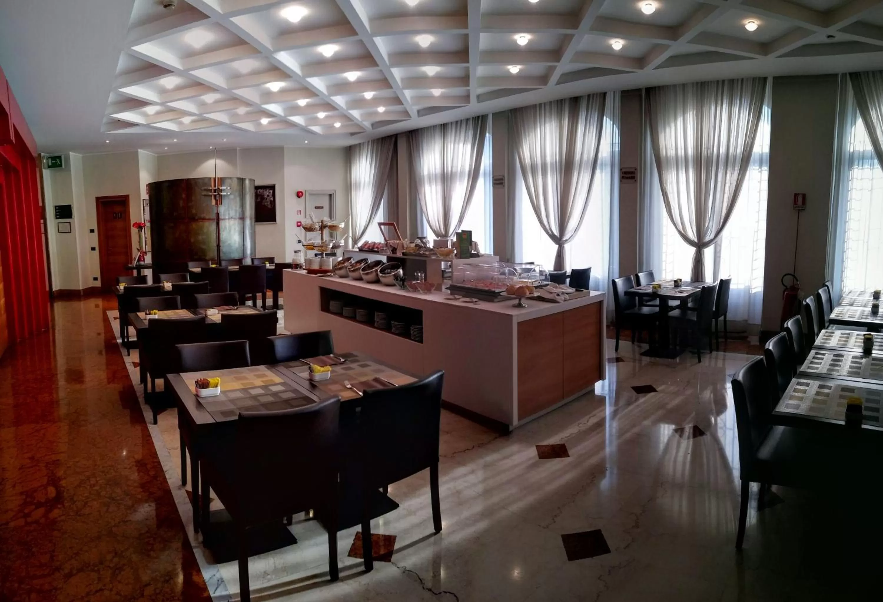 Restaurant/places to eat in Hotel Royal Falcone