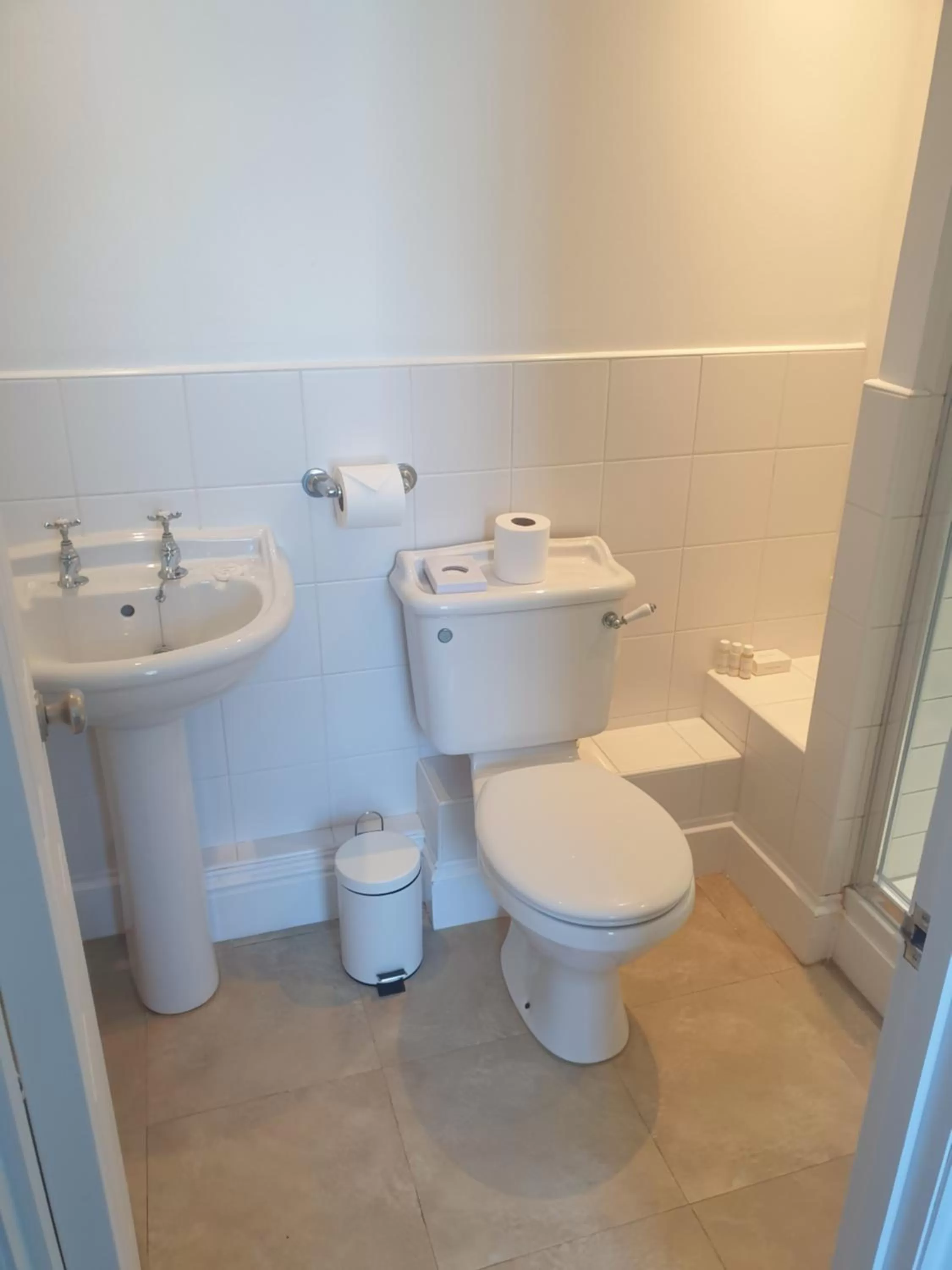 Bathroom in The Tavistock Inn