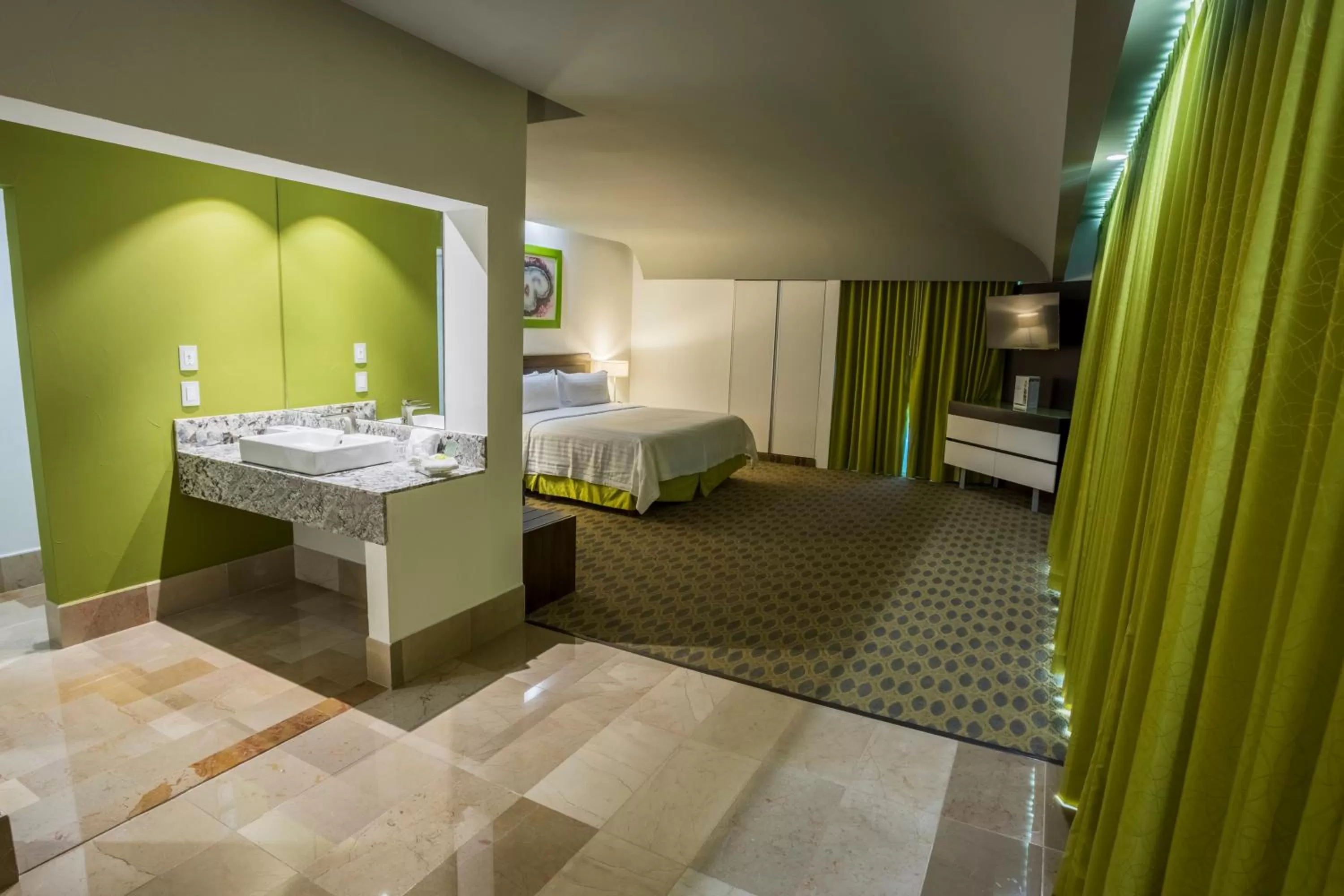 Photo of the whole room, Bed in Holiday Inn Queretaro Zona Krystal by IHG