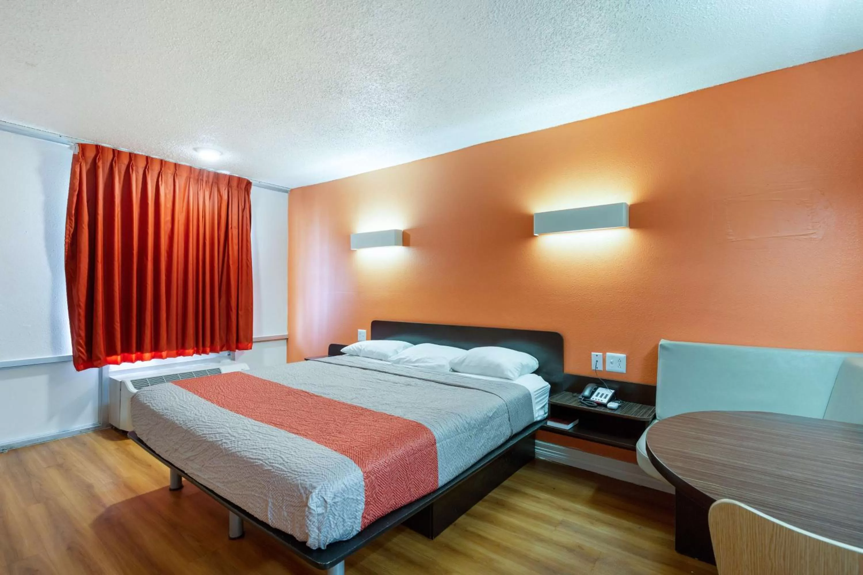 Photo of the whole room, Bed in Motel 6-Houston, TX - East