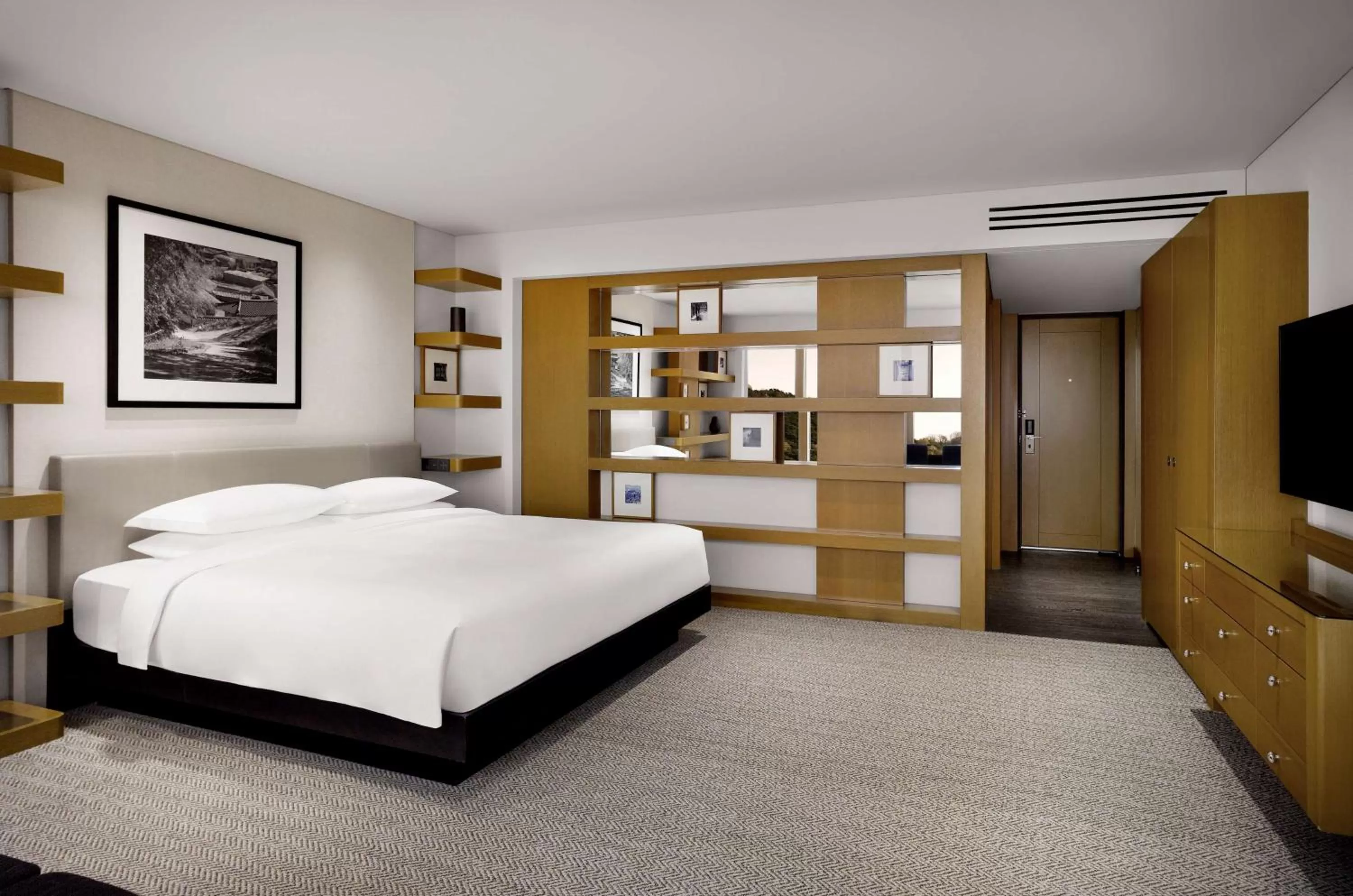 Photo of the whole room, Bed in Grand Hyatt Seoul