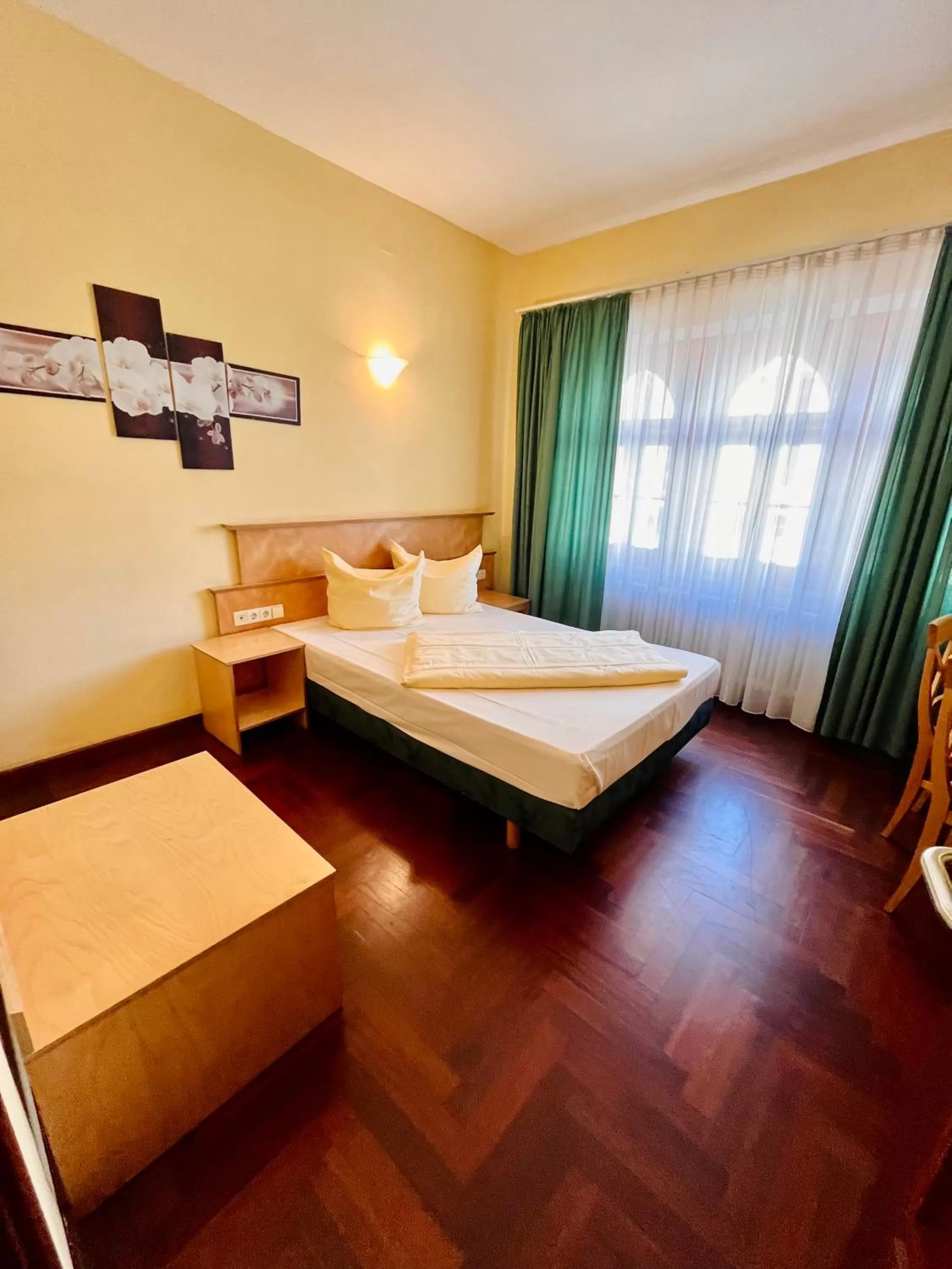 Photo of the whole room, Bed in Hotel Hoepfner Burghof