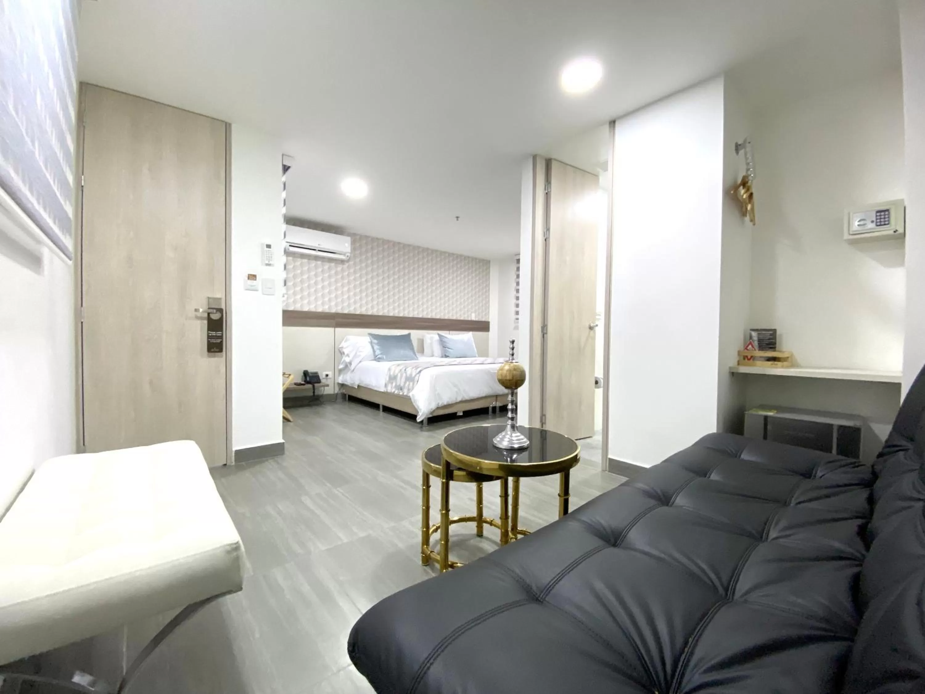 Living room, Bed in Seven Inn Hotel