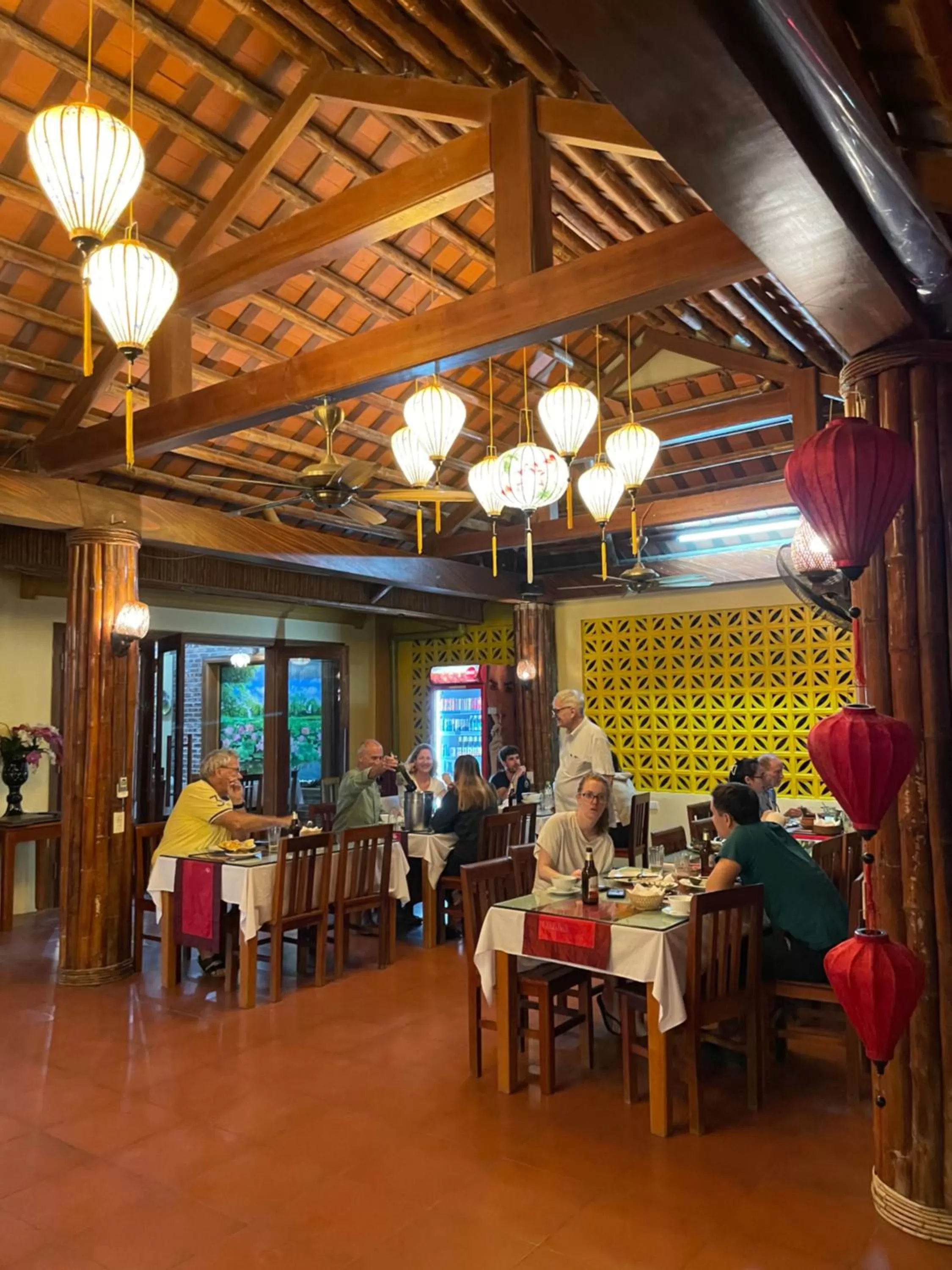 Restaurant/places to eat in Chez Loan Hotel