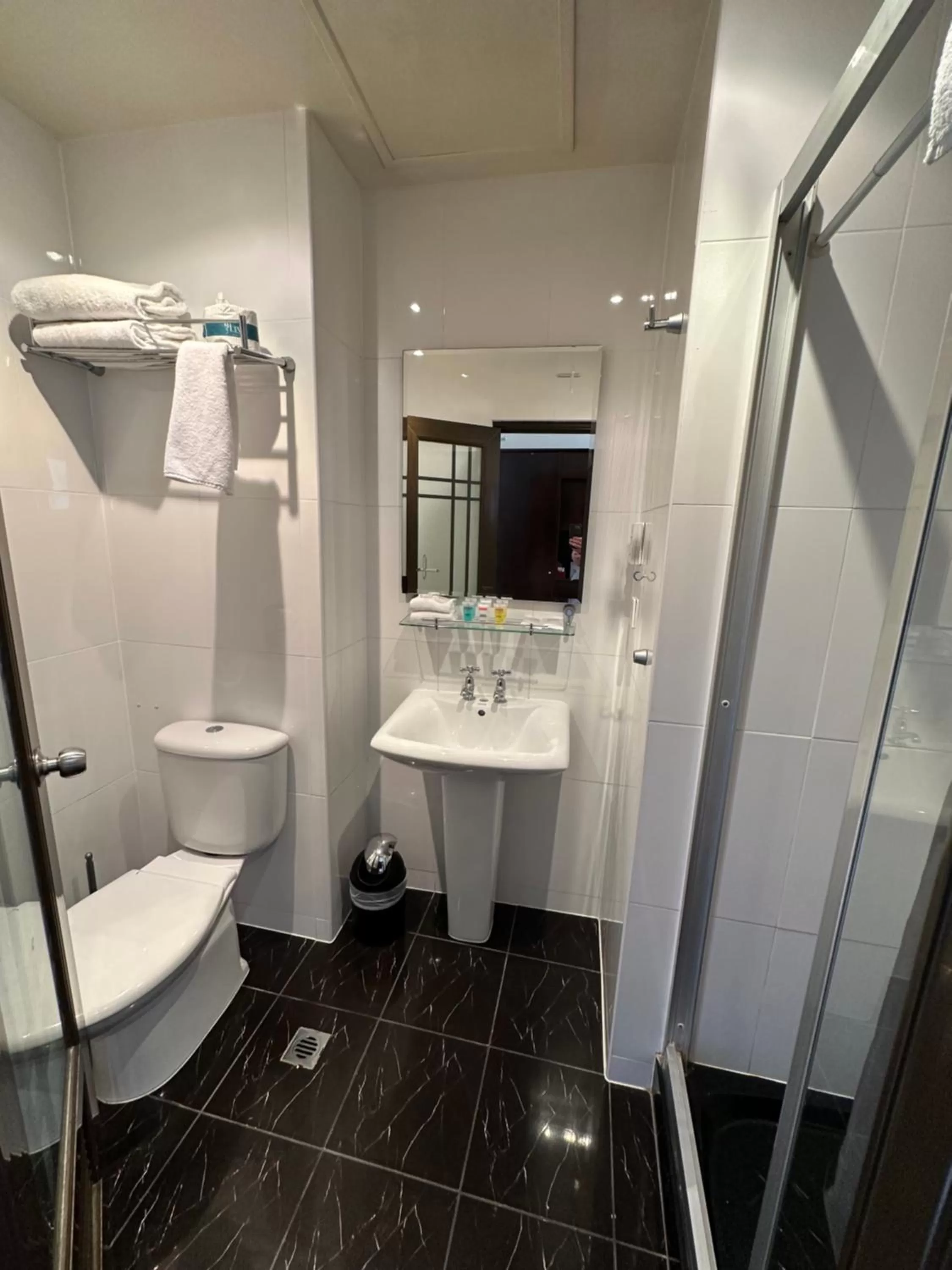 Shower in Trinity Hotel