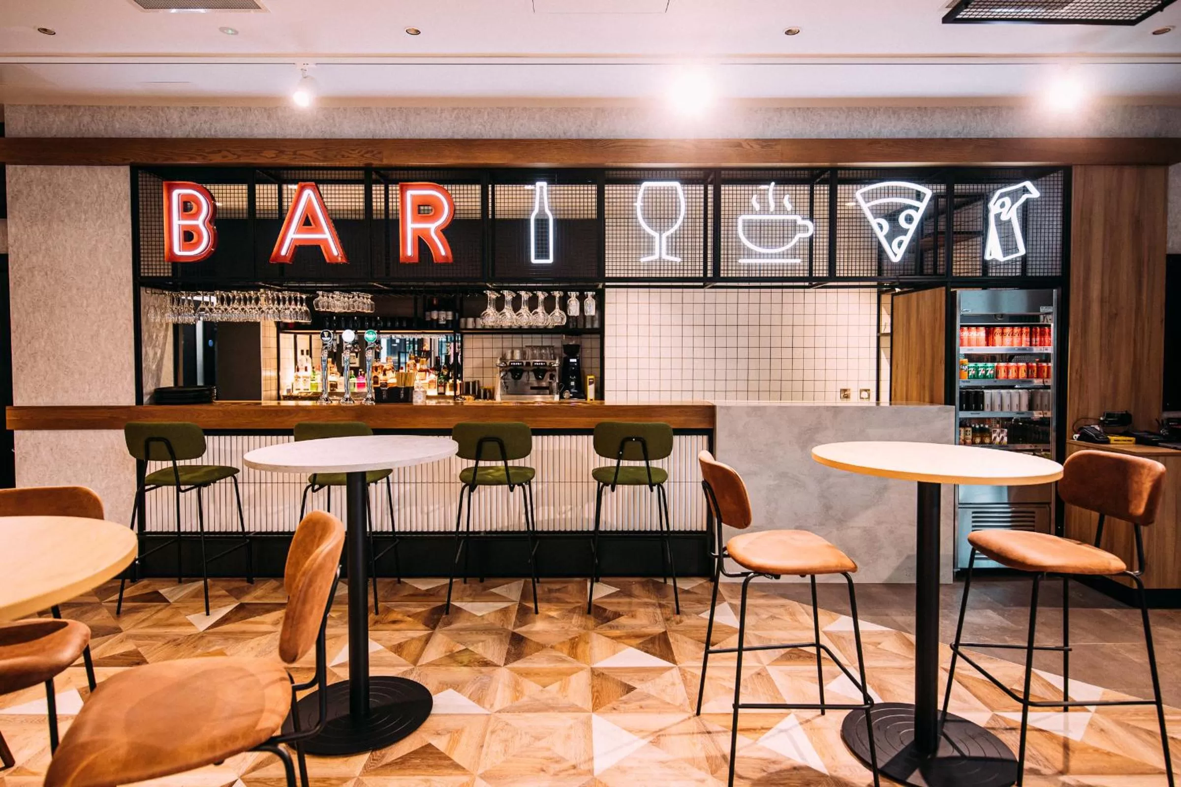 Lounge or bar in ibis Belfast City Centre