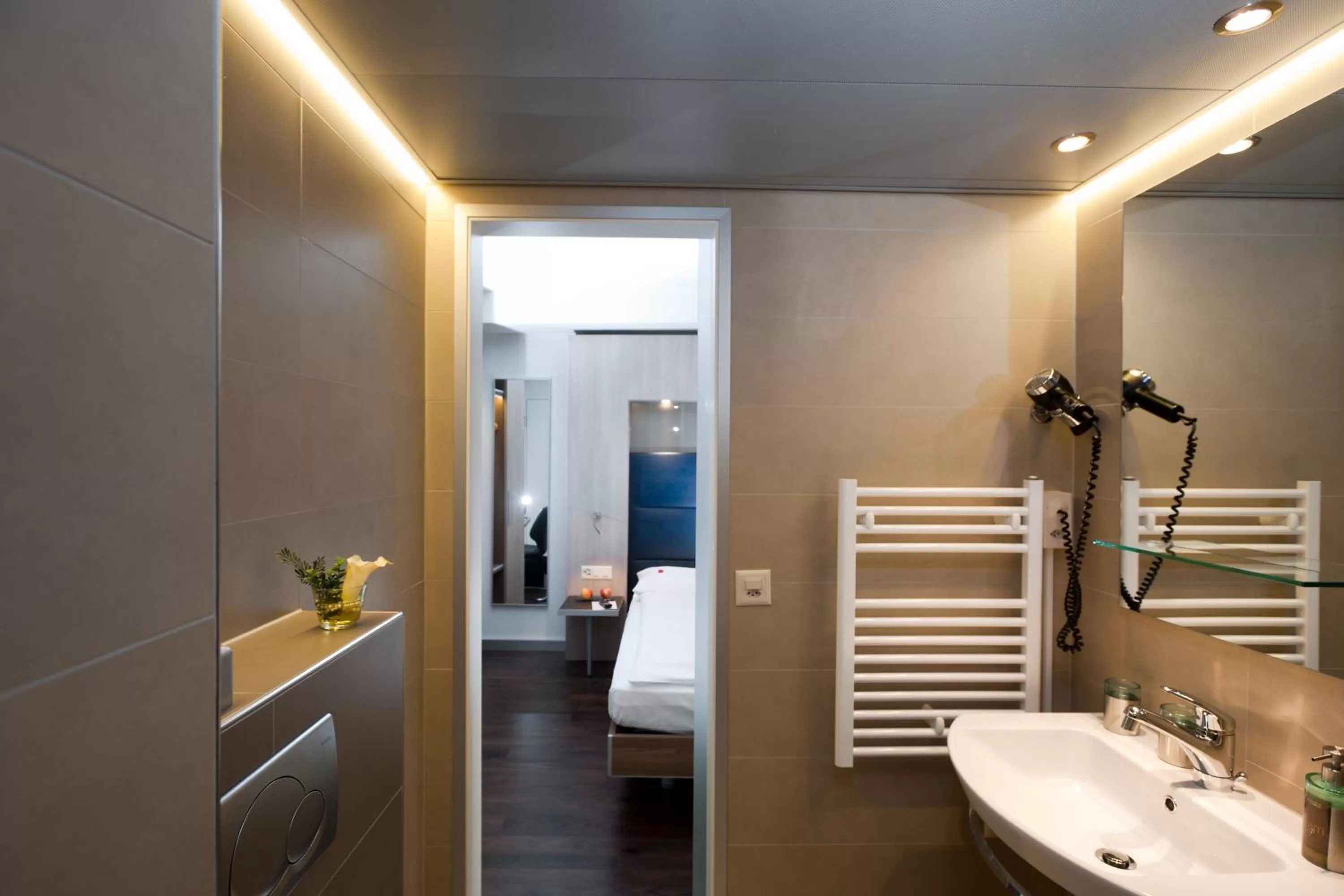 Toilet, Bed in Hotel Alexander Zurich Old Town