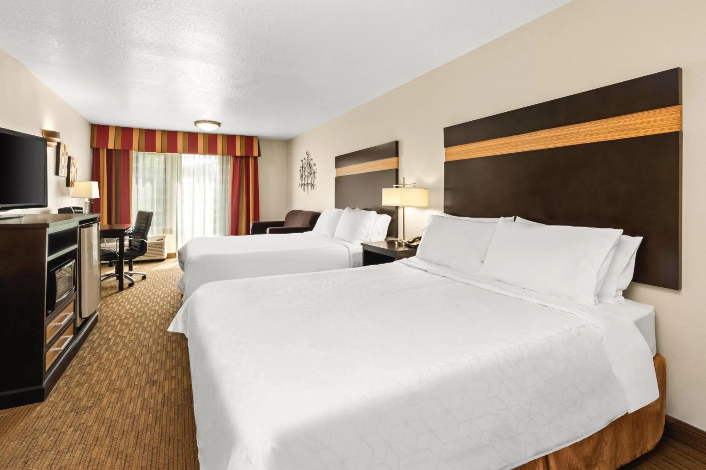 Photo of the whole room, Bed in Holiday Inn Express Portland SE - Clackamas Area by IHG