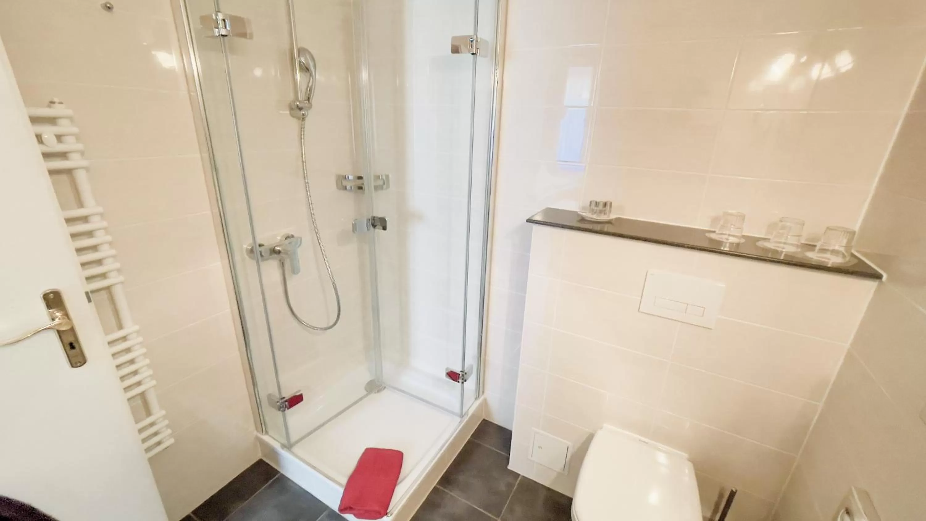 Shower in Hotel Schnehagen