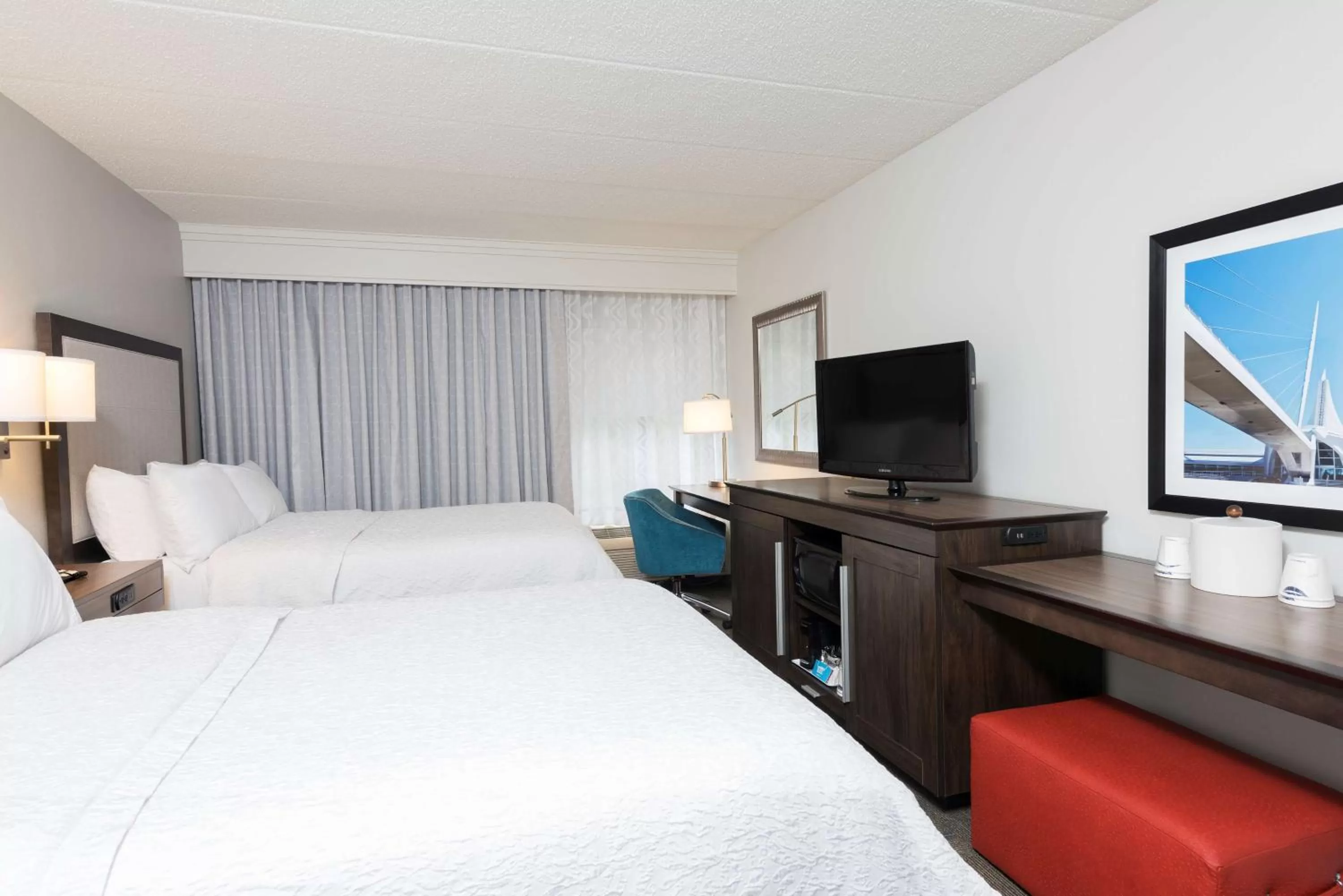 Bedroom, Bed in Hampton Inn Milwaukee Northwest