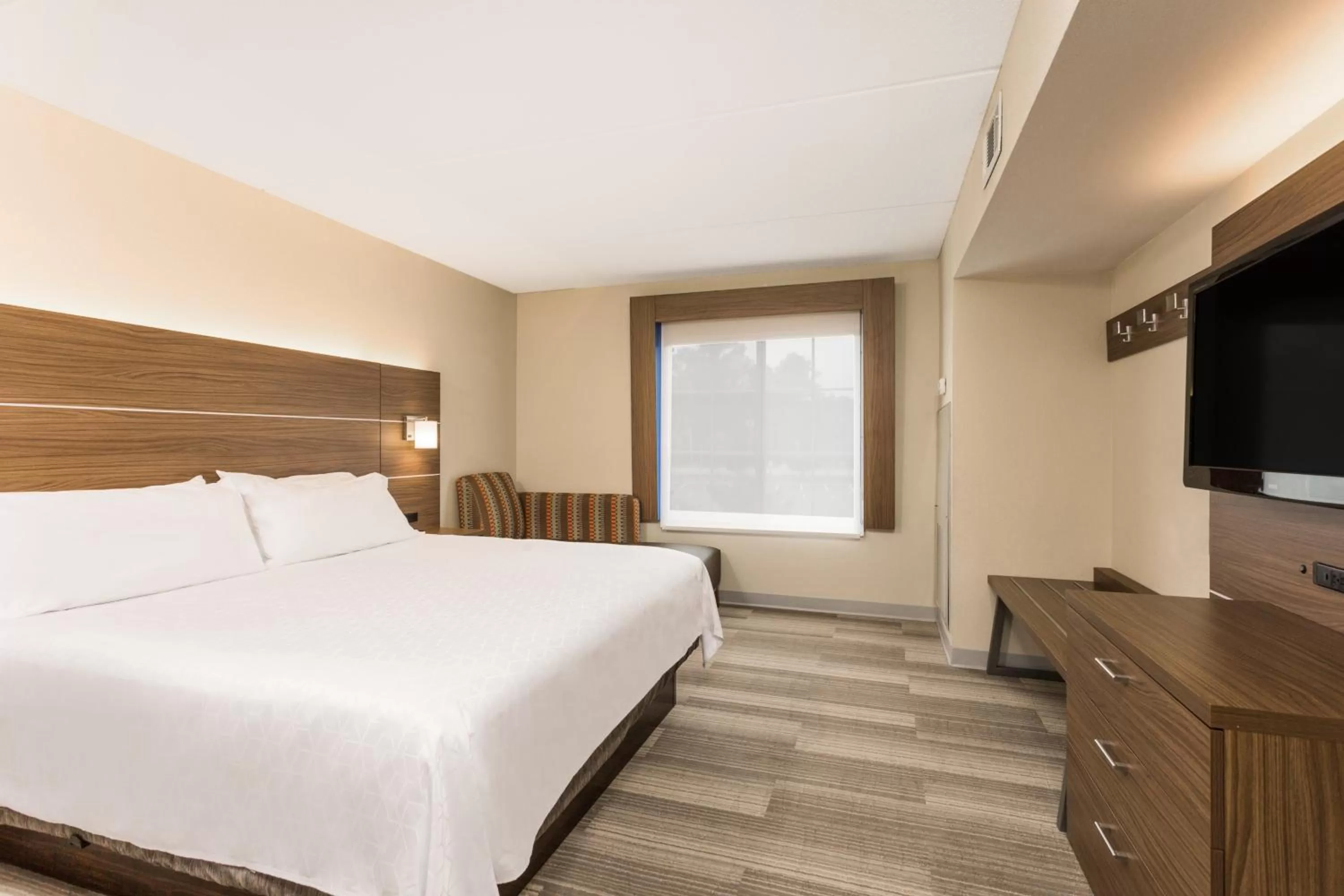 Photo of the whole room, Bed in Holiday Inn Express and Suites - Petersburg - Fort Lee by IHG