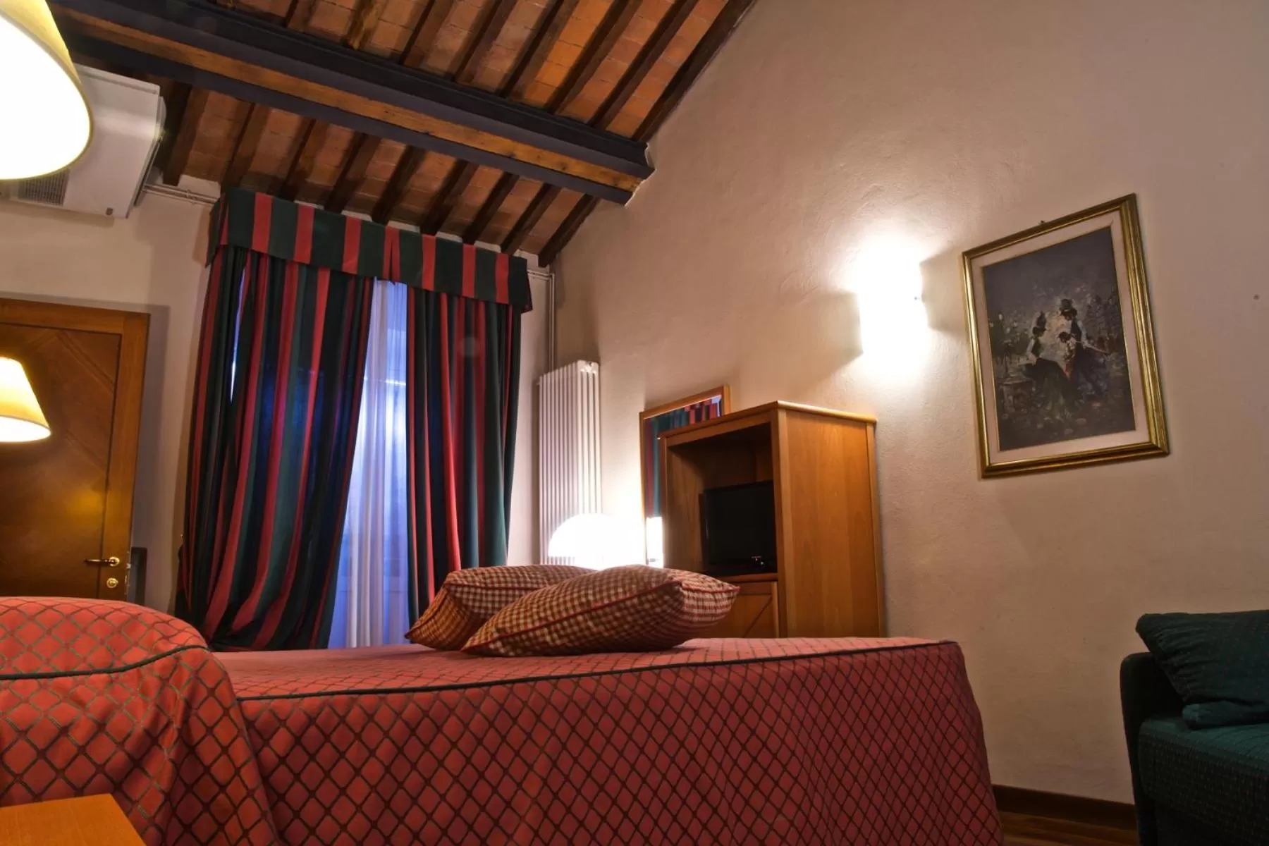 TV and multimedia in Hotel La Luna