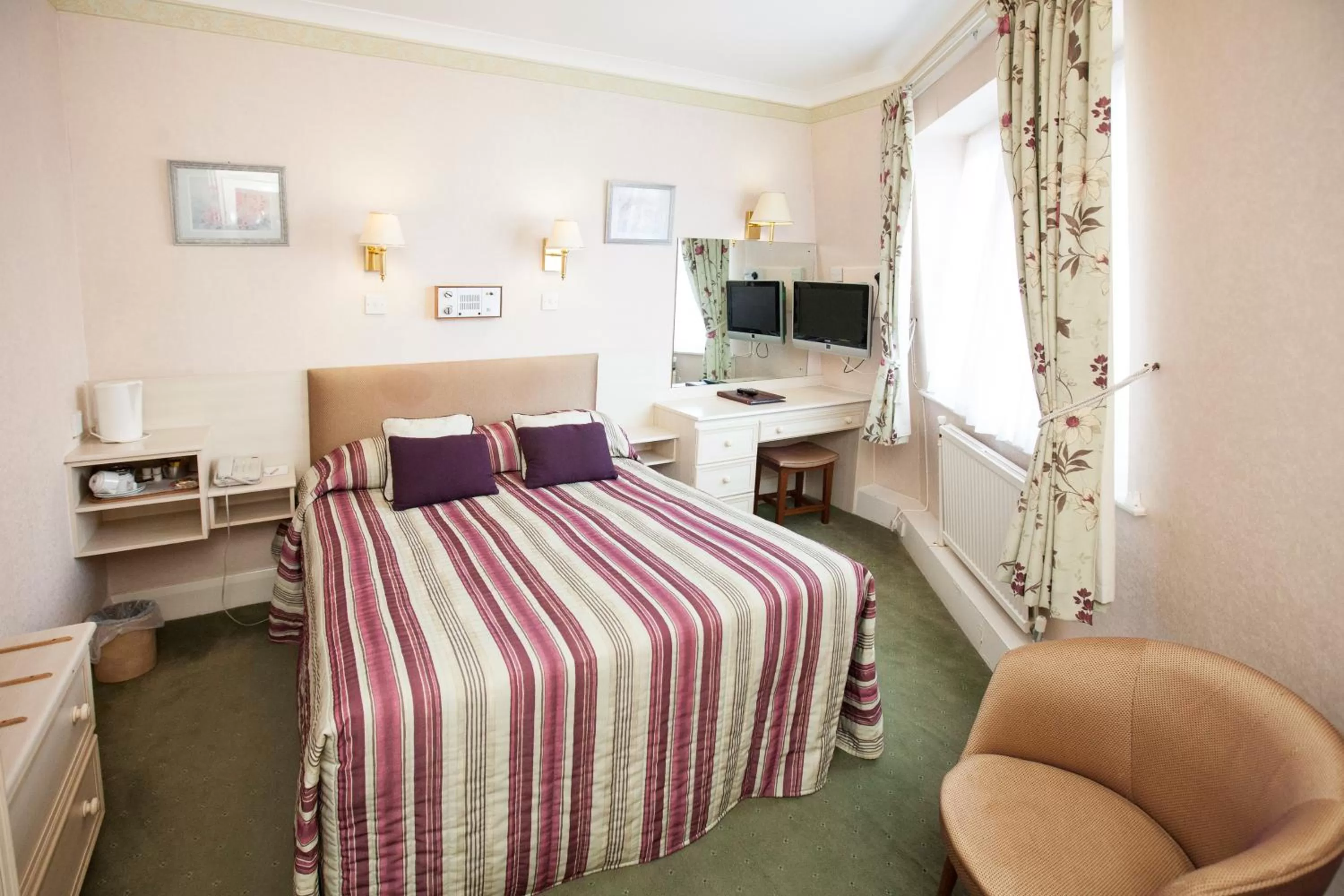 Photo of the whole room, Bed in Livermead House Hotel