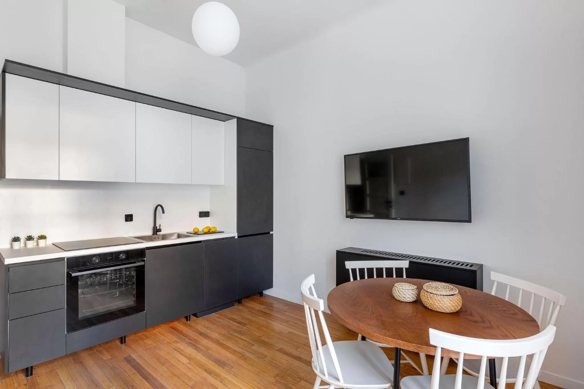 Kitchen or kitchenette, Kitchen/Kitchenette in ZOIA The Met by UPSTREET