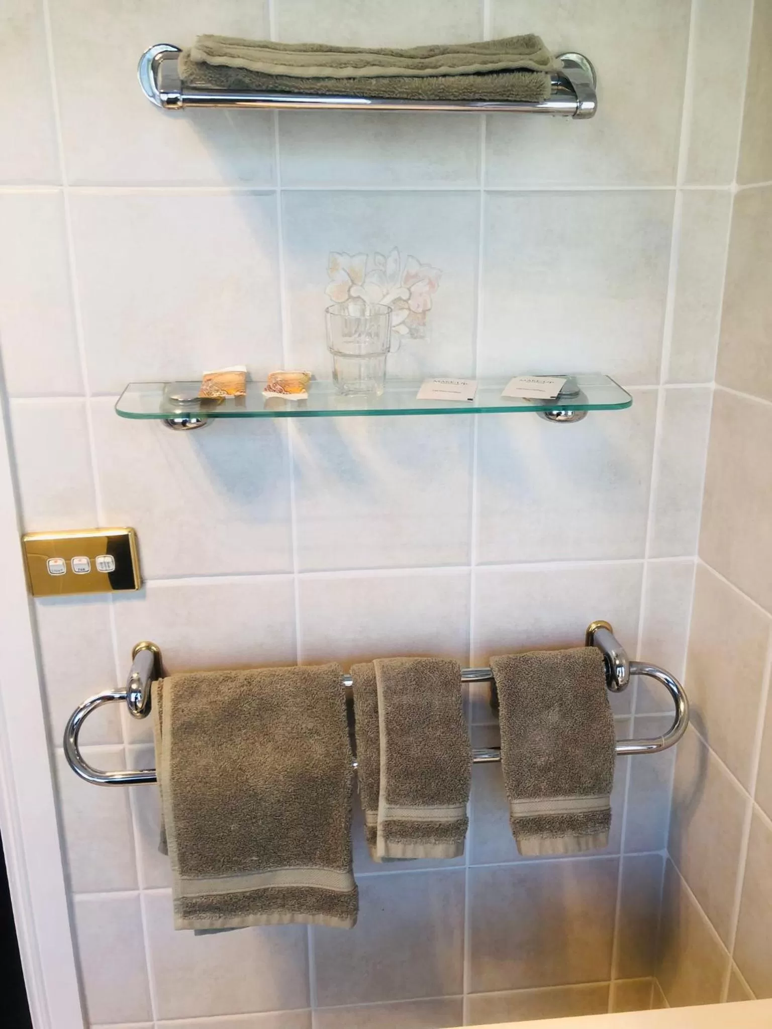 Bathroom in White Manor Motel