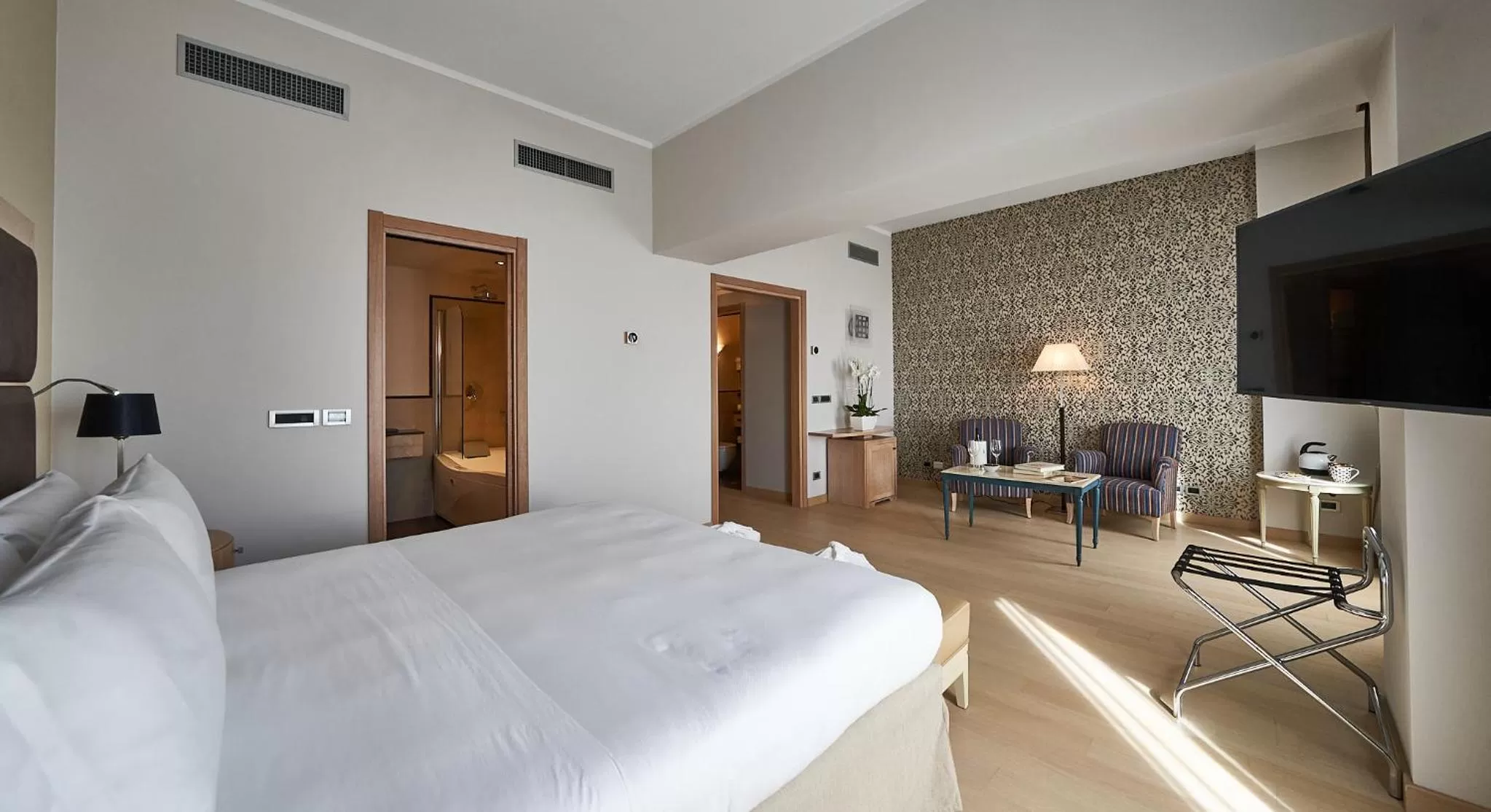 Photo of the whole room, Bed in Hotel Astoria