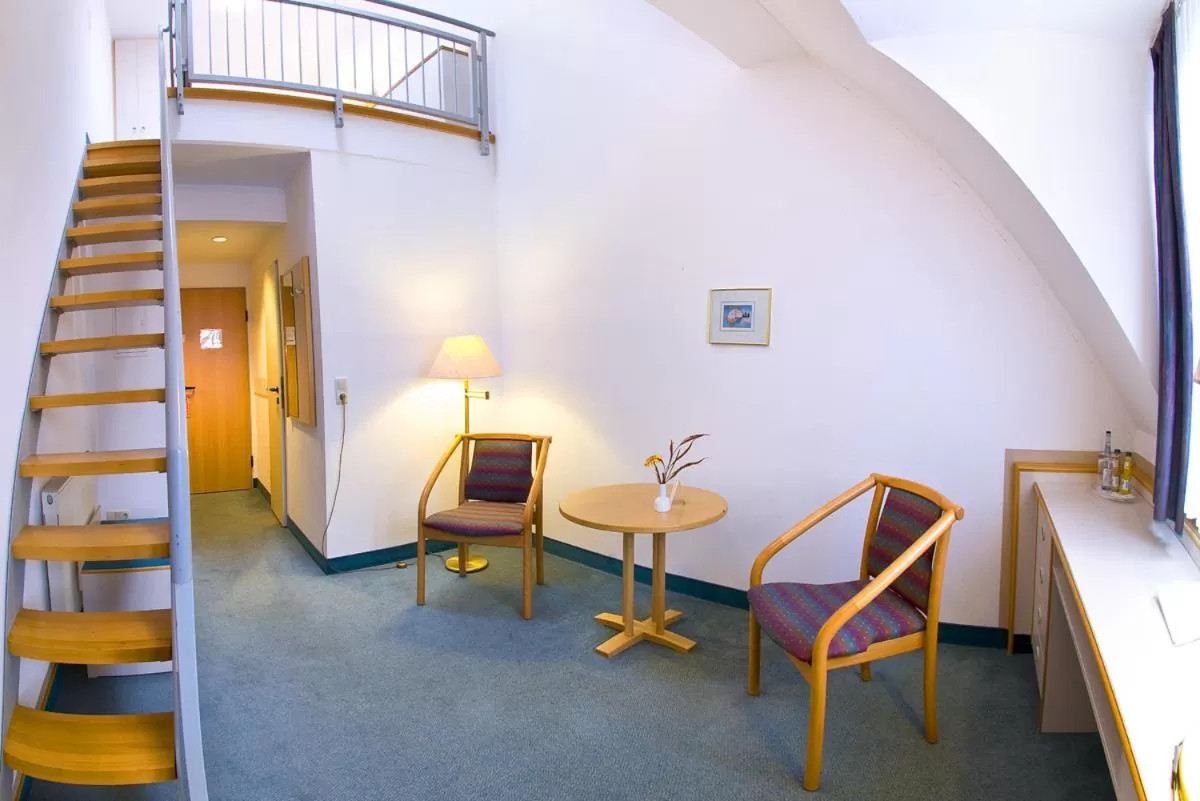 Photo of the whole room, Seating Area in Leine-Hotel