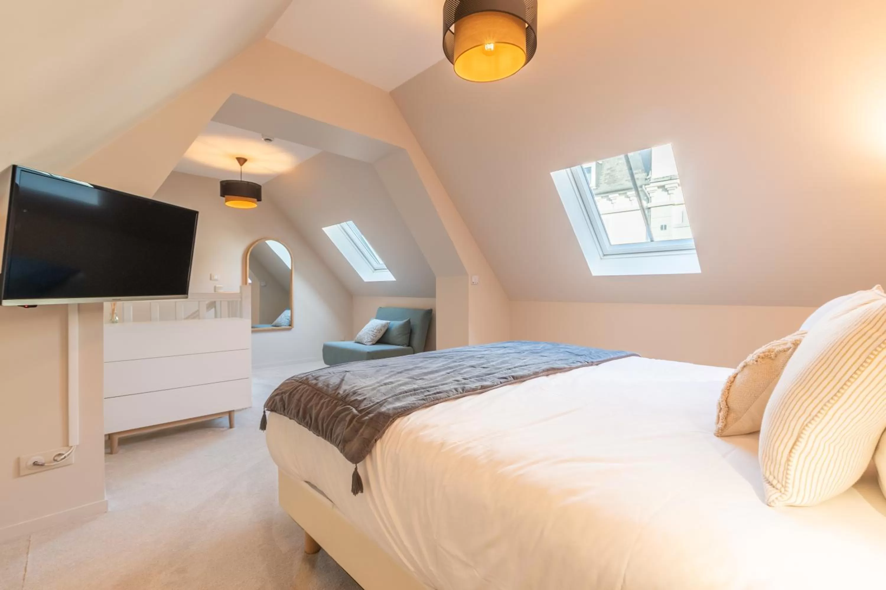 Bed in Hôtel Échappée en Baie - Parking privé gratuit dont forfaits bornes électriques réservable