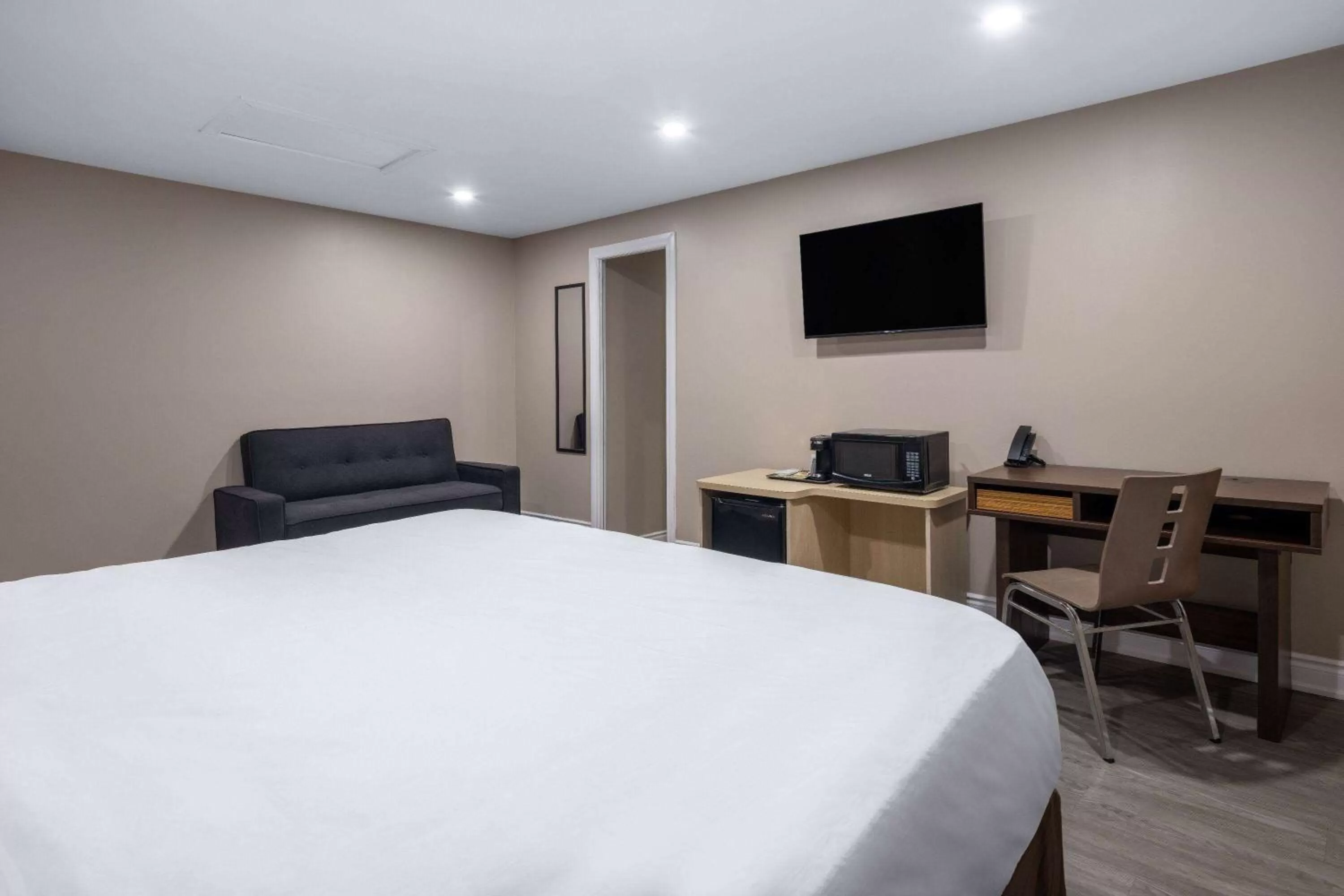 Photo of the whole room in Super 8 by Wyndham Niagara Falls ON