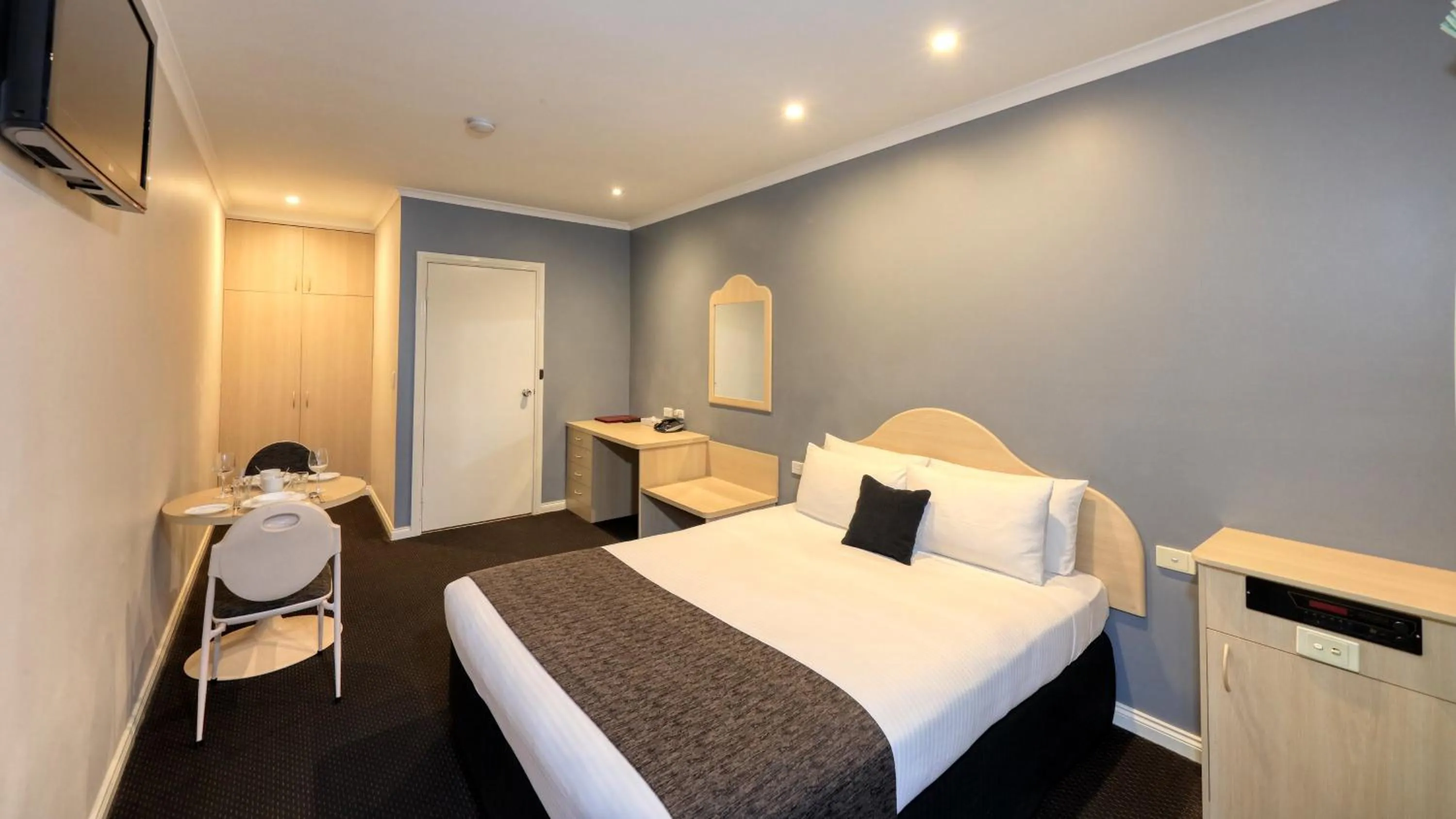 Bed in Charles Rasp Motor Inn & Cottages