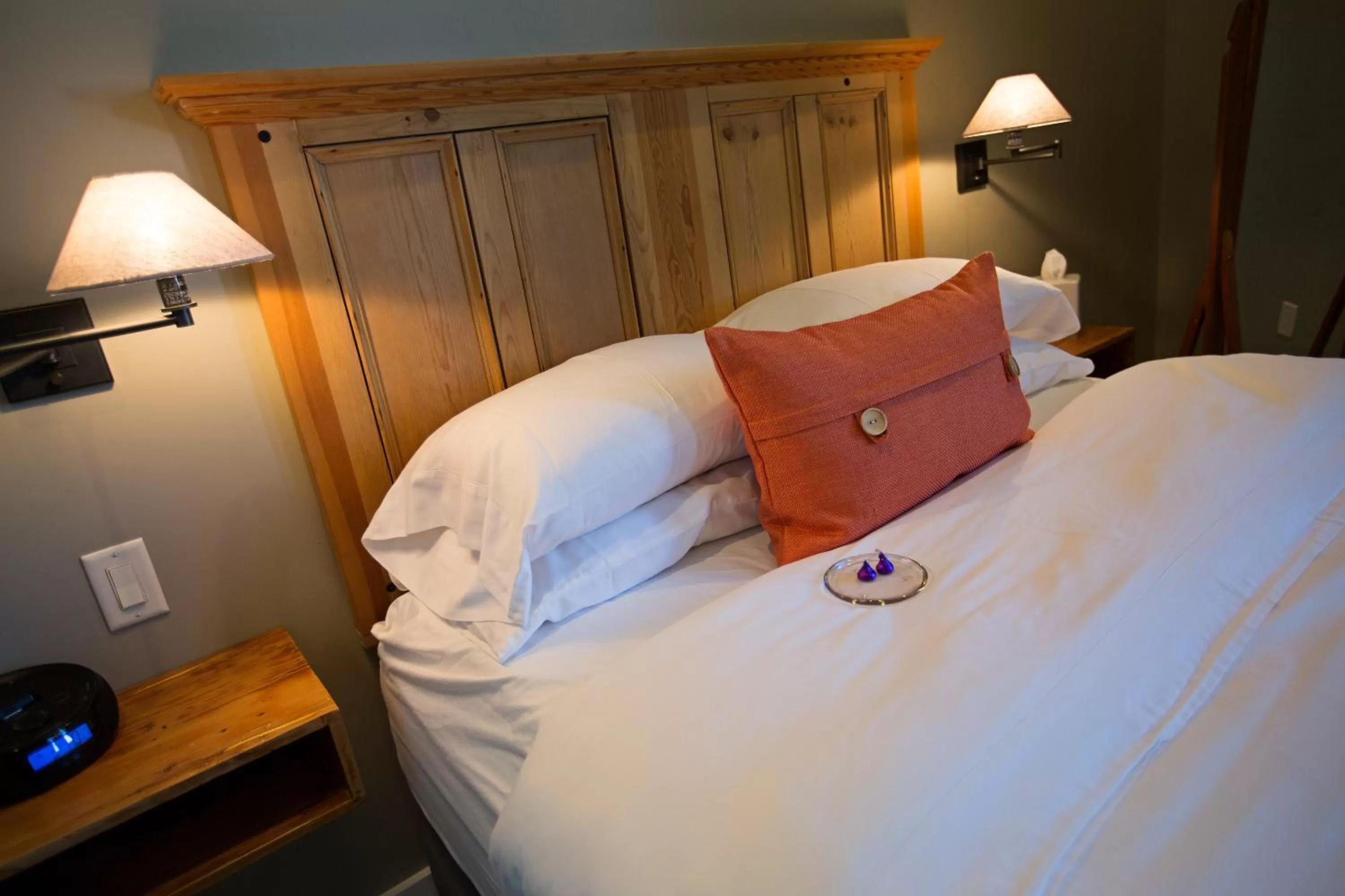 Queen Room in Hanford House Inn