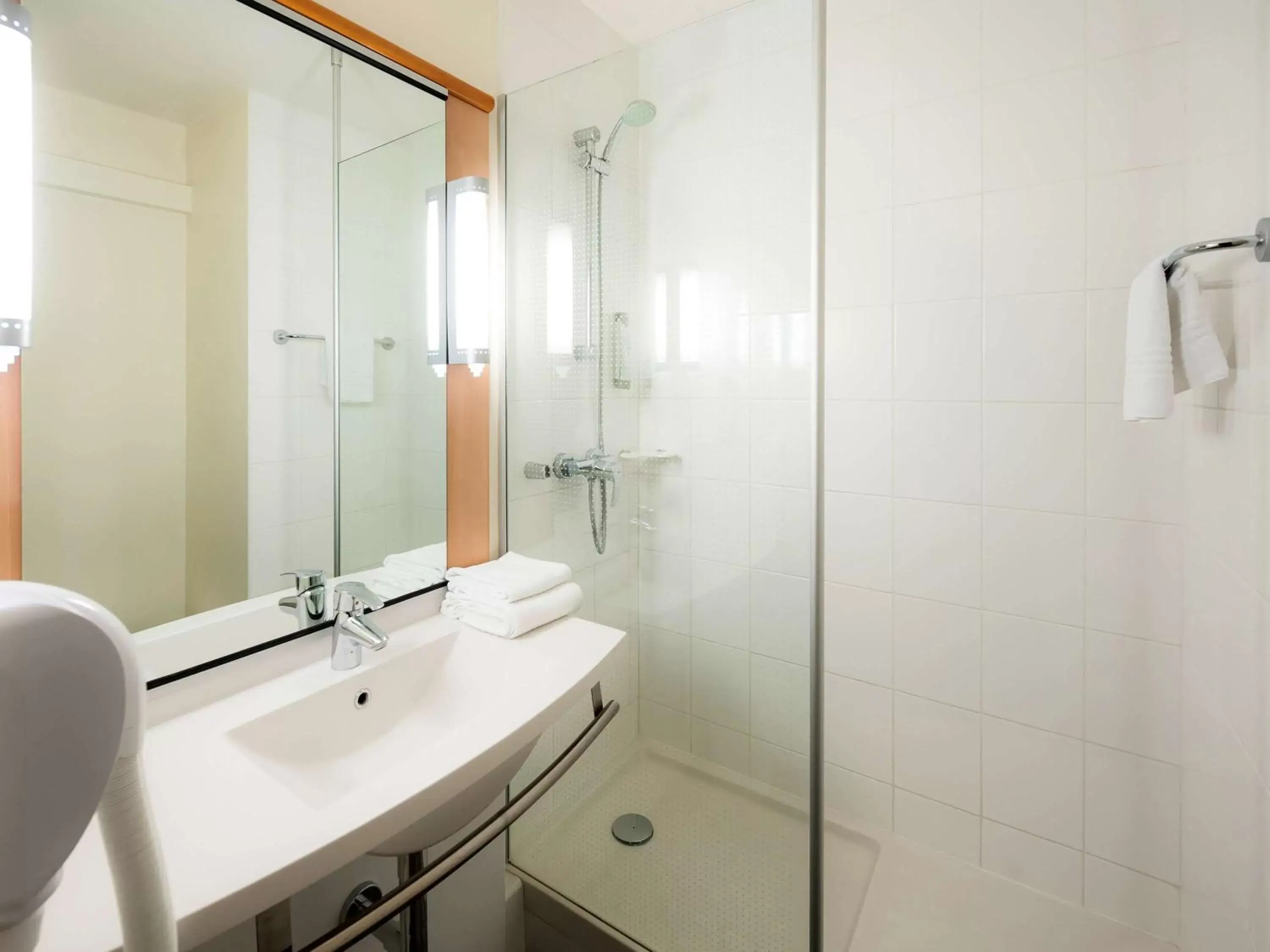 Triple Room in Ibis Nantes la Beaujoire Parc Expo Triple Room in Ibis Nantes la Beaujoire Parc Expo