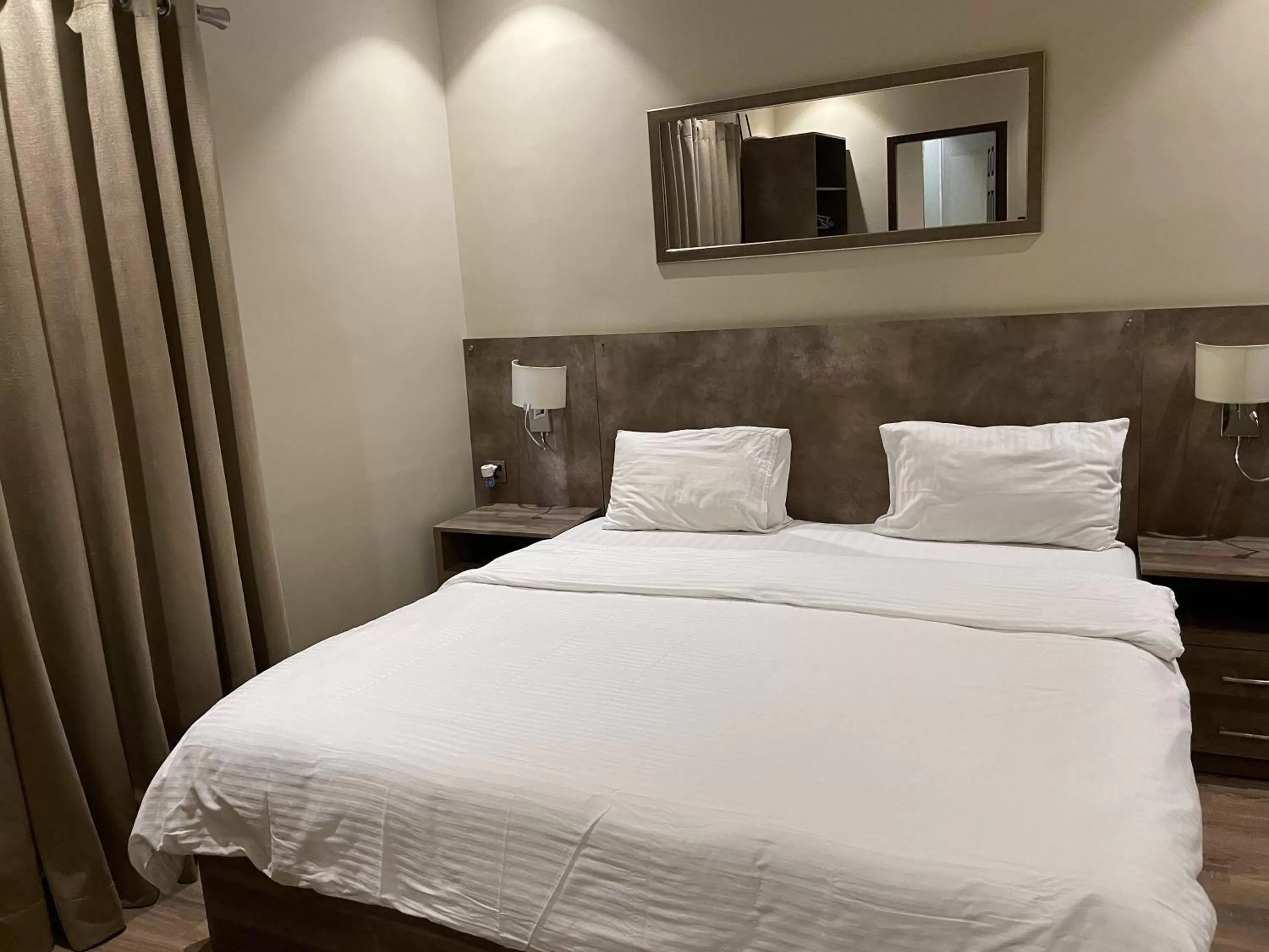 Bed in Hamsun Shahrah-e-Faisal