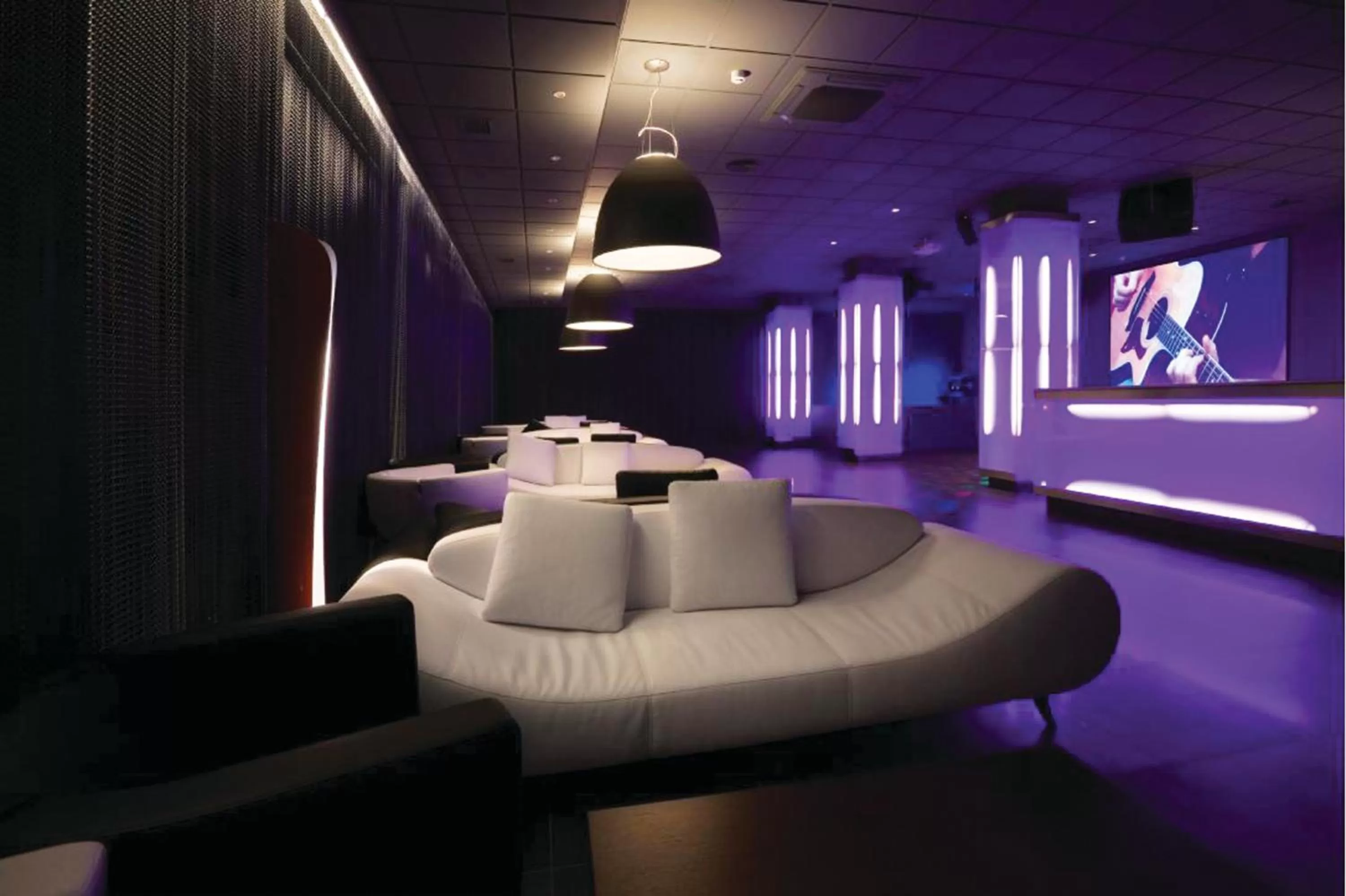 Nightclub / DJ in Hotel Luze El Villa