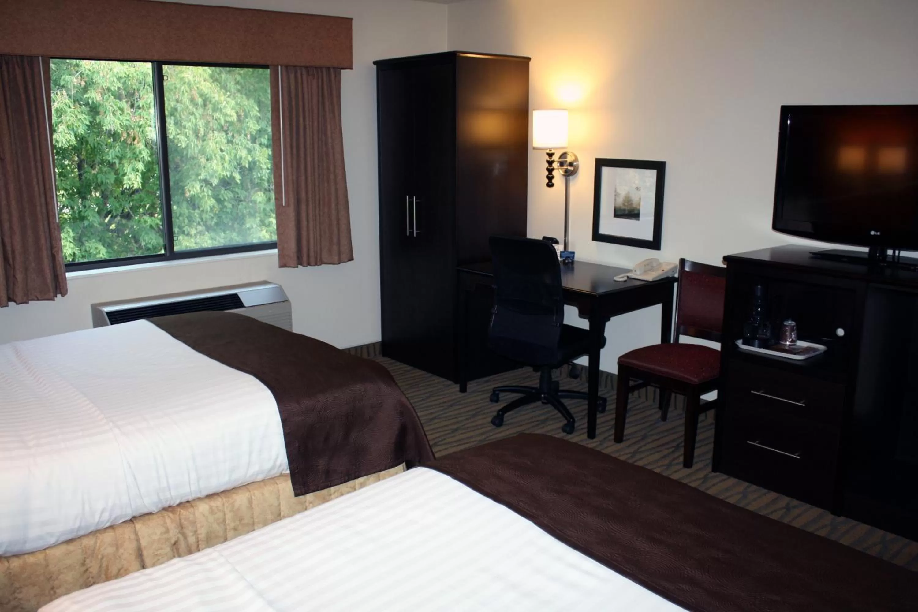 Bedroom, TV/Entertainment Center in AmericInn by Wyndham Rogers