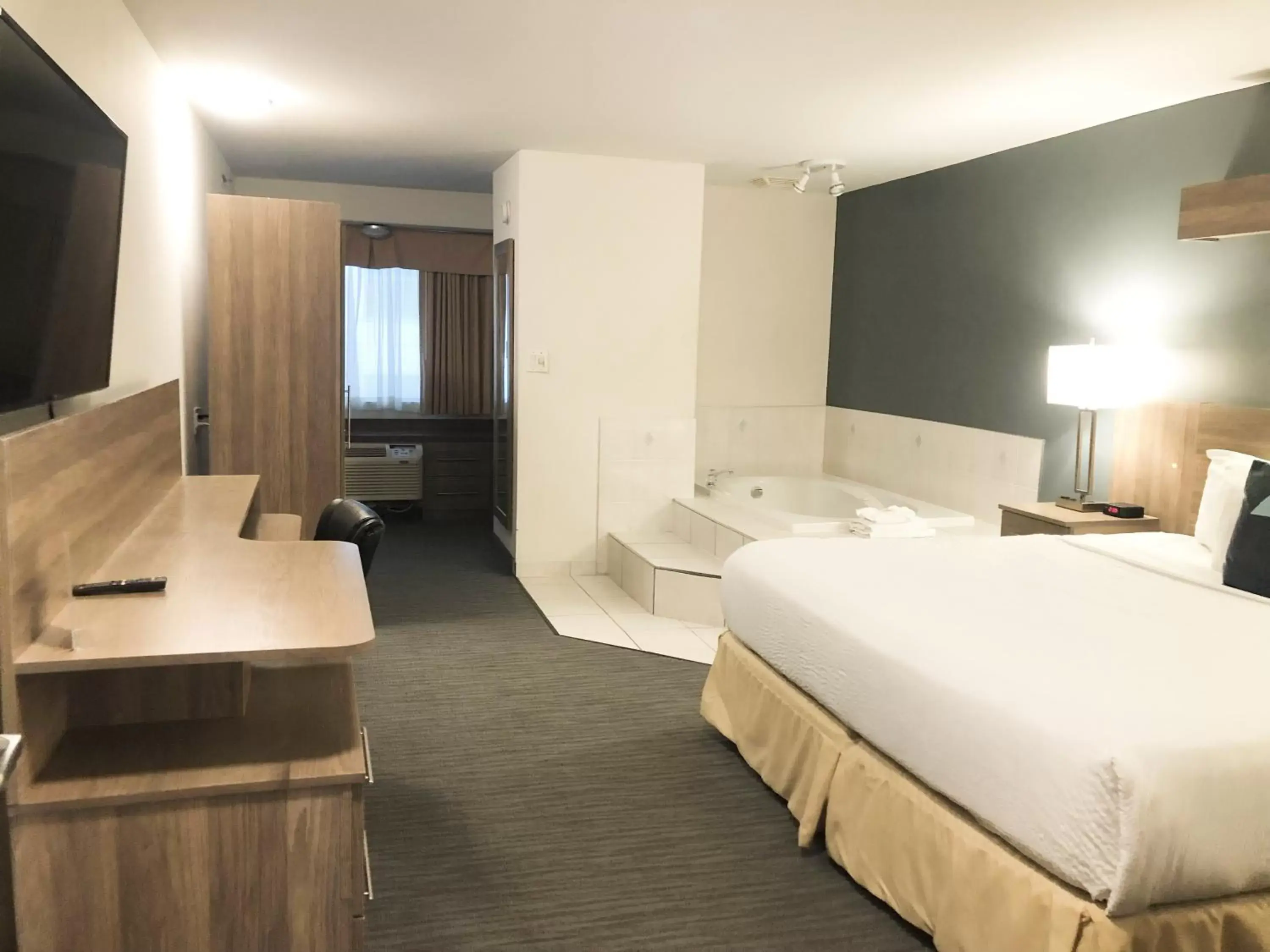 King Room with Jacuzzi Tub in Days Inn by Wyndham Niagara Falls Centre St By the Falls King Room with Jacuzzi Tub in Days Inn by Wyndham Niagara Falls Centre St By the Falls