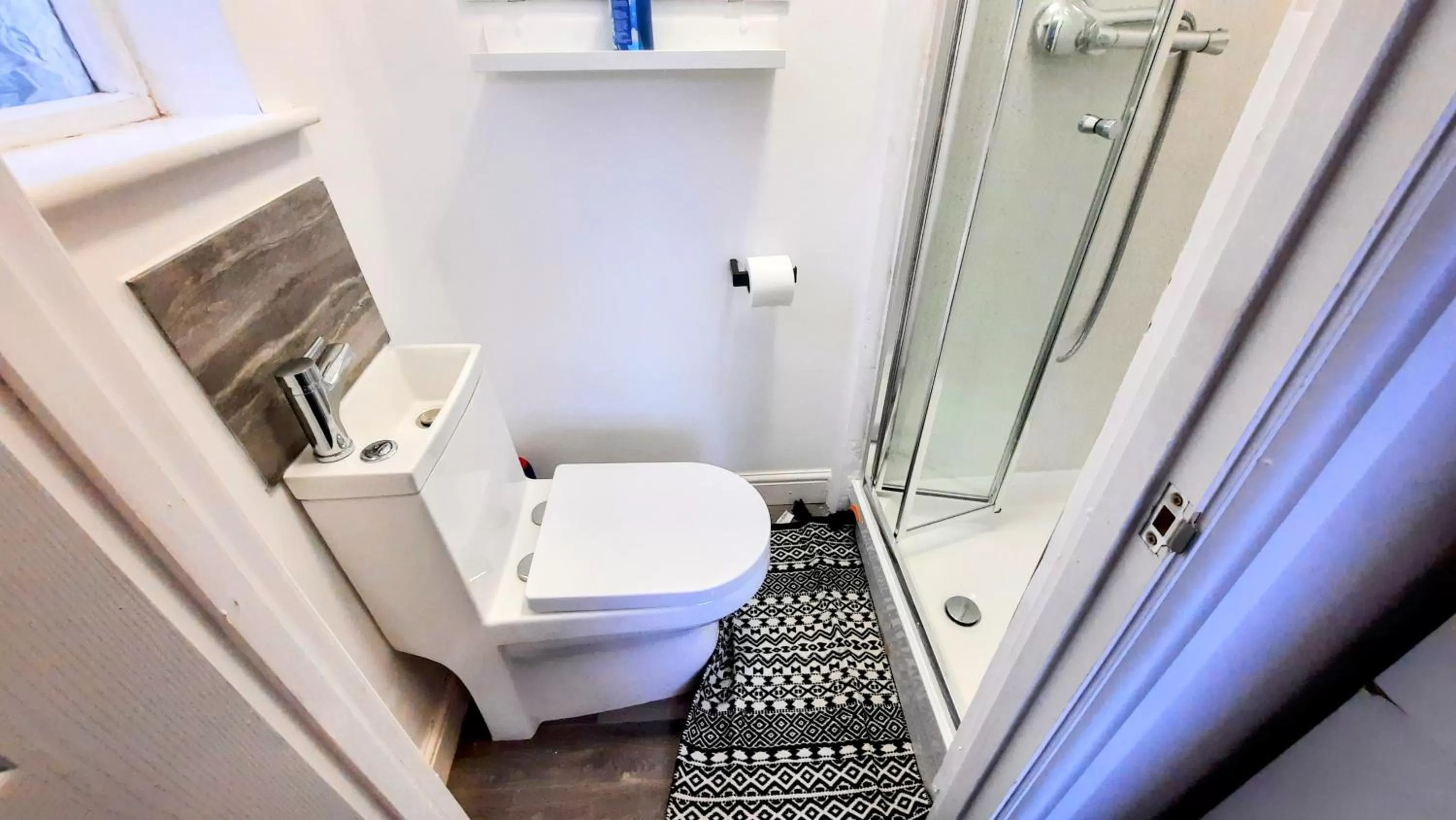 Toilet, Bathroom in Burford Road - Stay. Sleep. Rest.