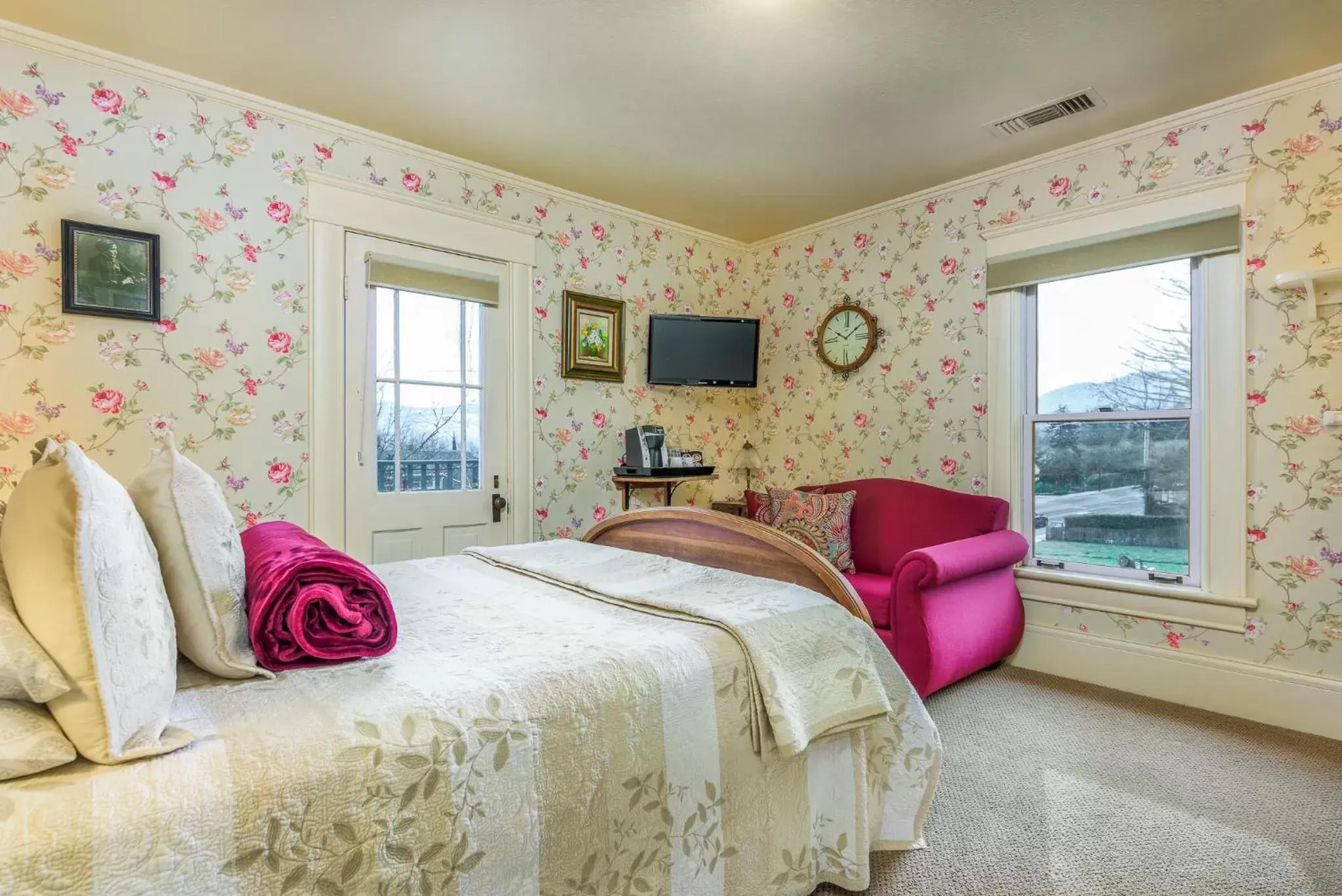 Queen Room with Balcony in Abigail's Bed and Breakfast Inn Queen Room with Balcony in Abigail's Bed and Breakfast Inn