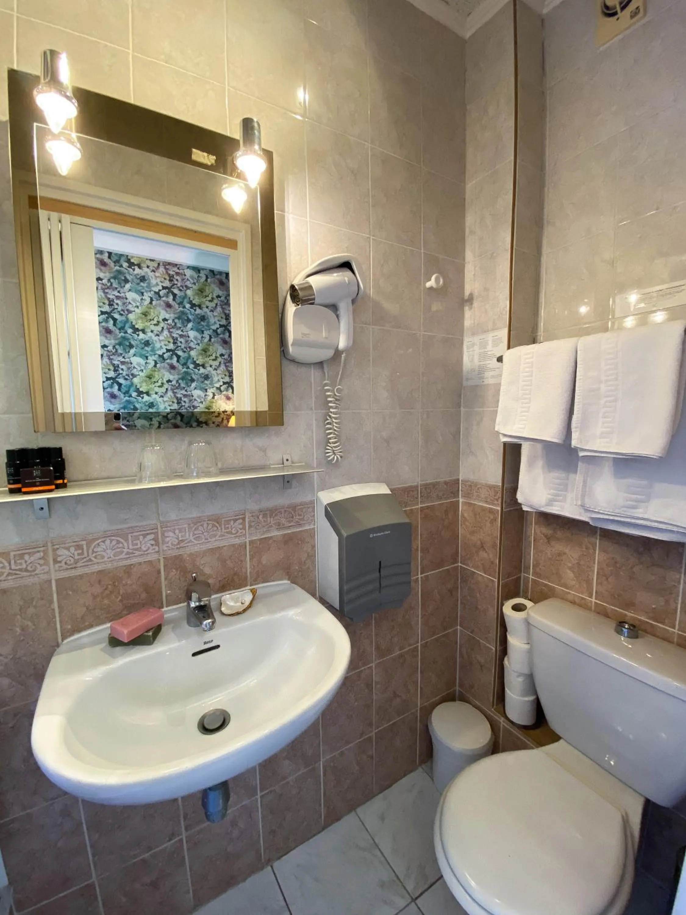 Bathroom in Hotel Le Ponteil