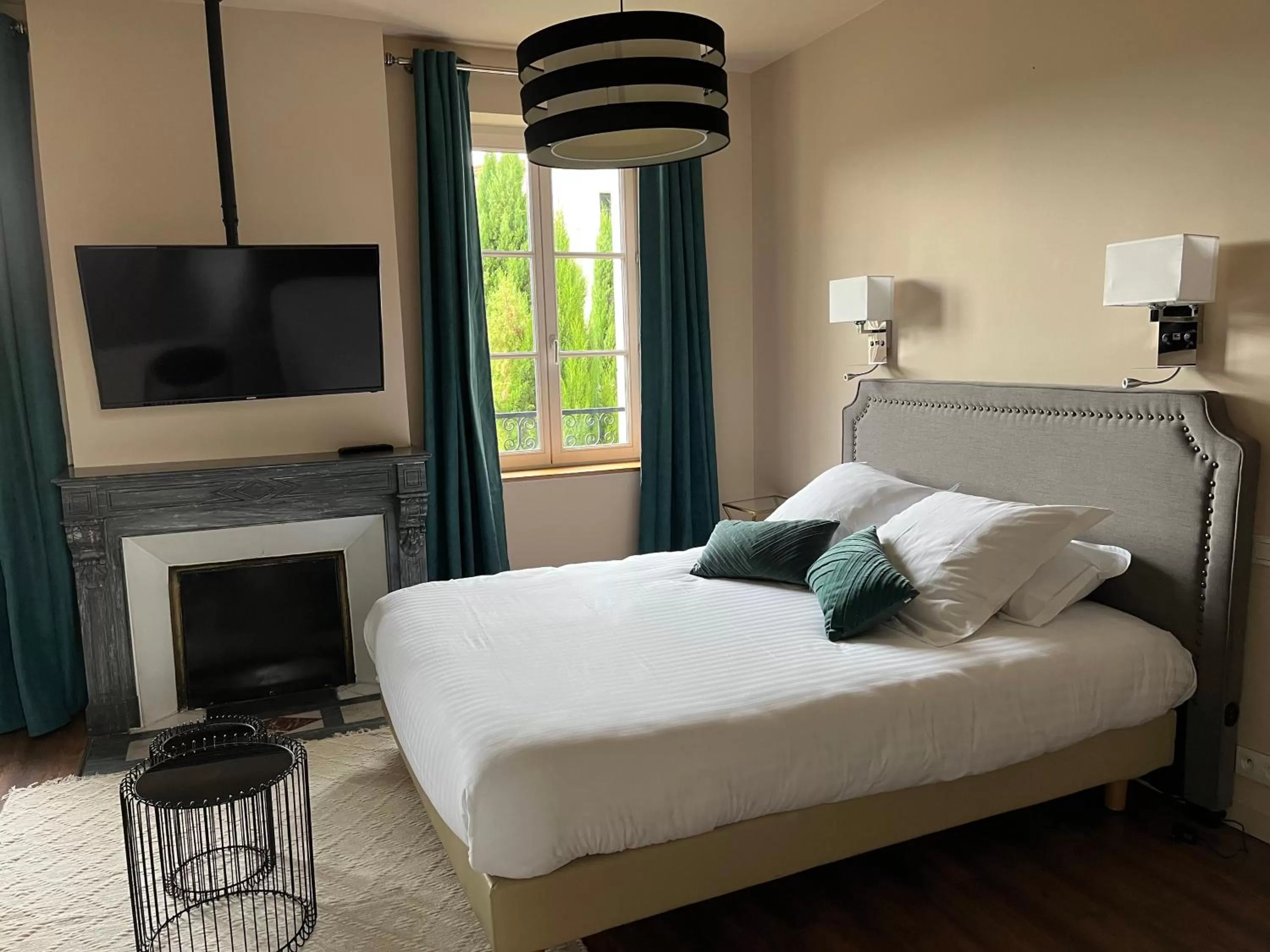 Bed in Hôtel La Vinaigrerie LOGIS