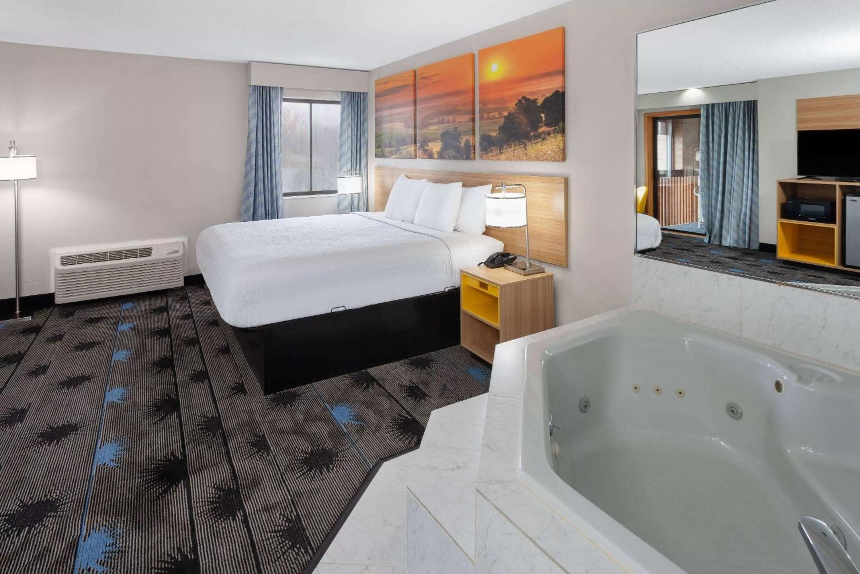 Hot Tub, Bed in Days Inn by Wyndham Wooster