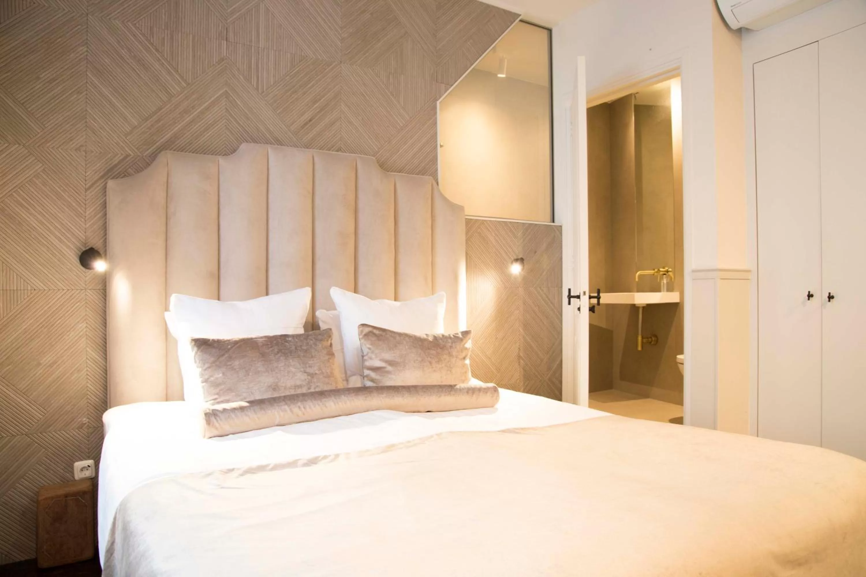 Photo of the whole room, Bed in House of Amstel