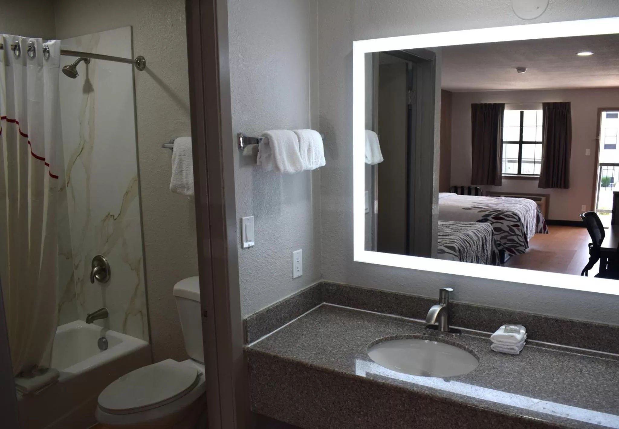 Bathroom in Red Roof Inn & Suites Weatherford