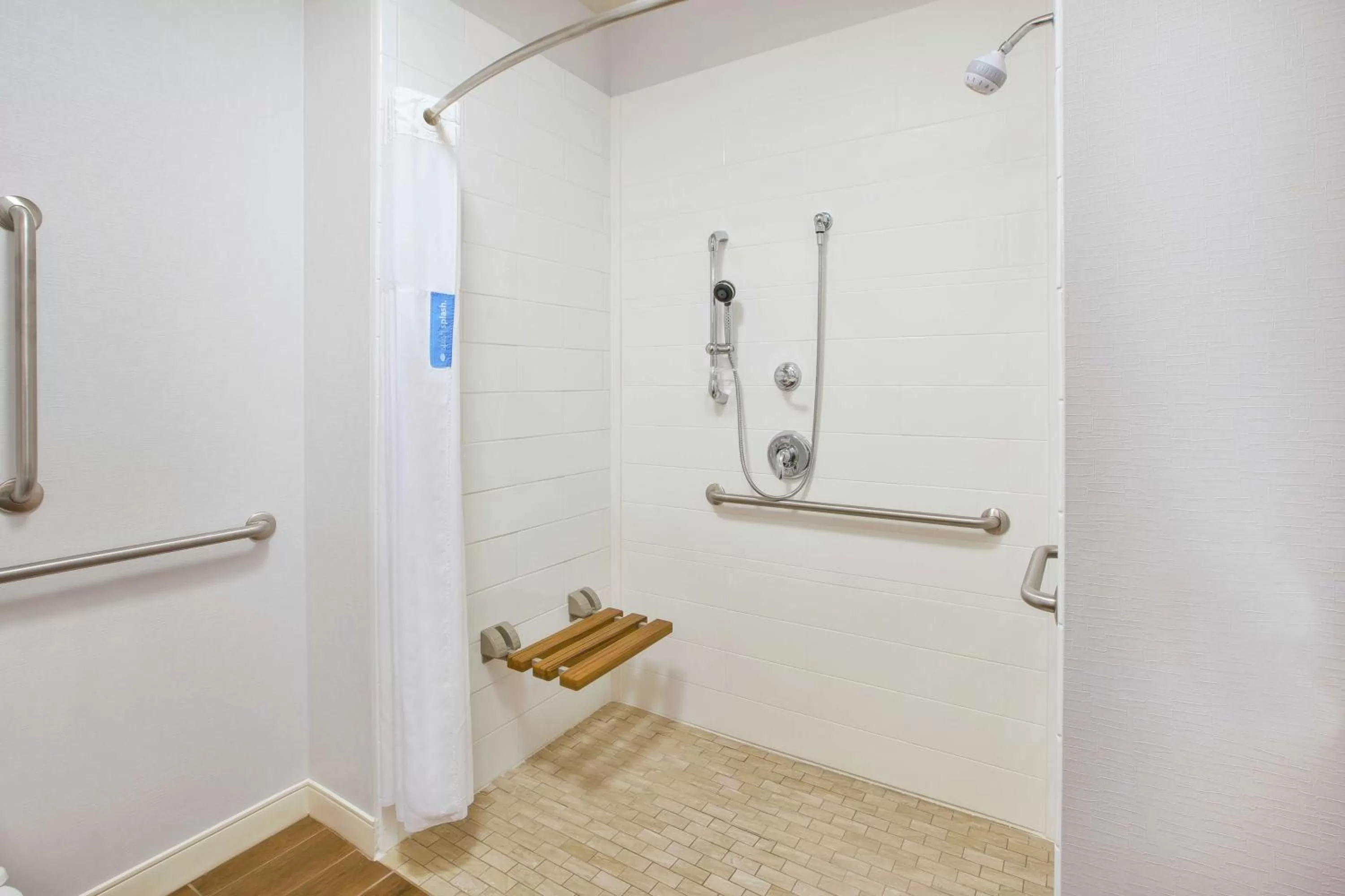 Bathroom in Hampton Inn & Suites Oakwood Village-Cleveland