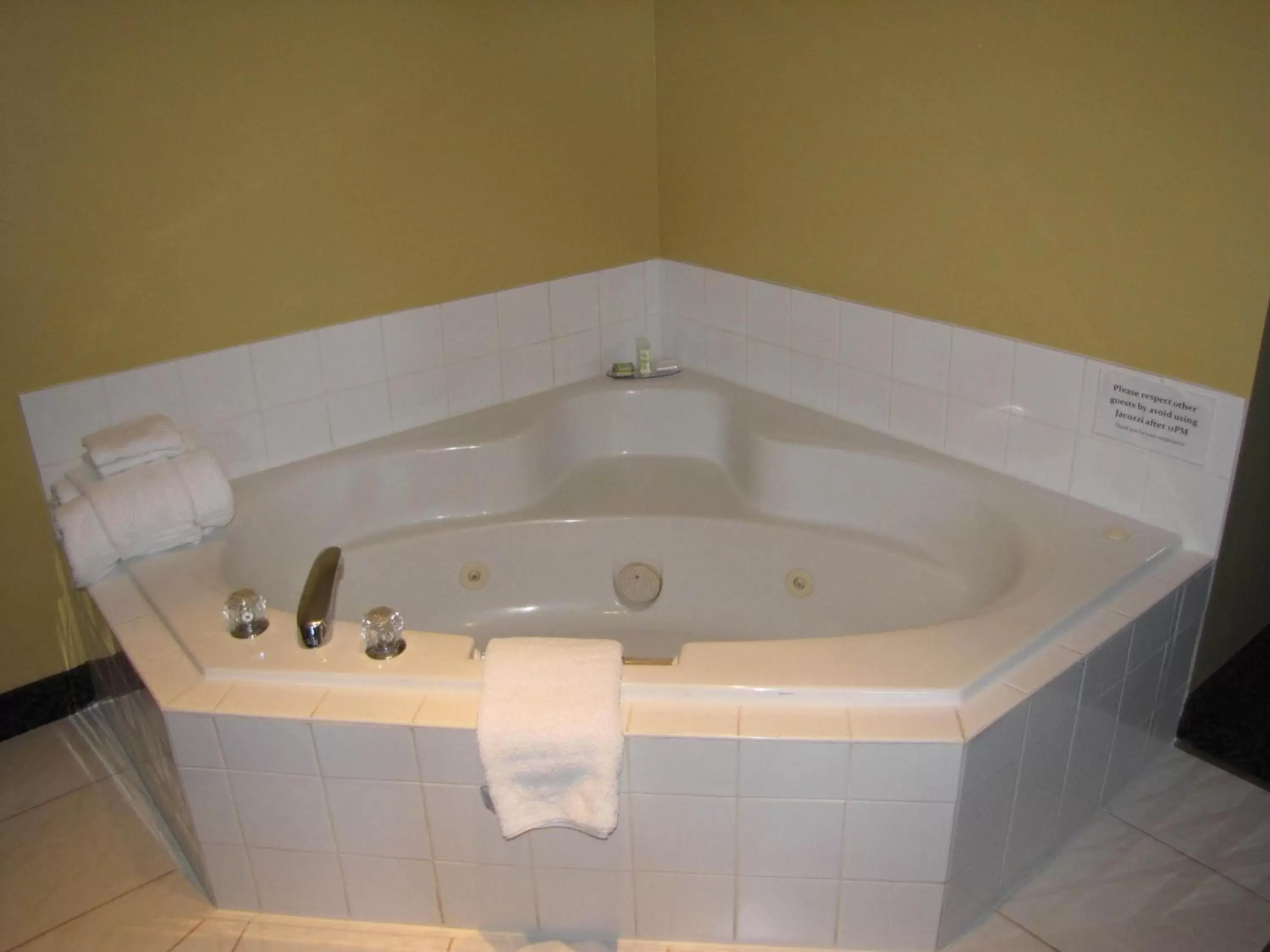 One-Bedroom Deluxe King Suite - Non-Smoking in Super 8 by Wyndham Cochrane One-Bedroom Deluxe King Suite - Non-Smoking in Super 8 by Wyndham Cochrane