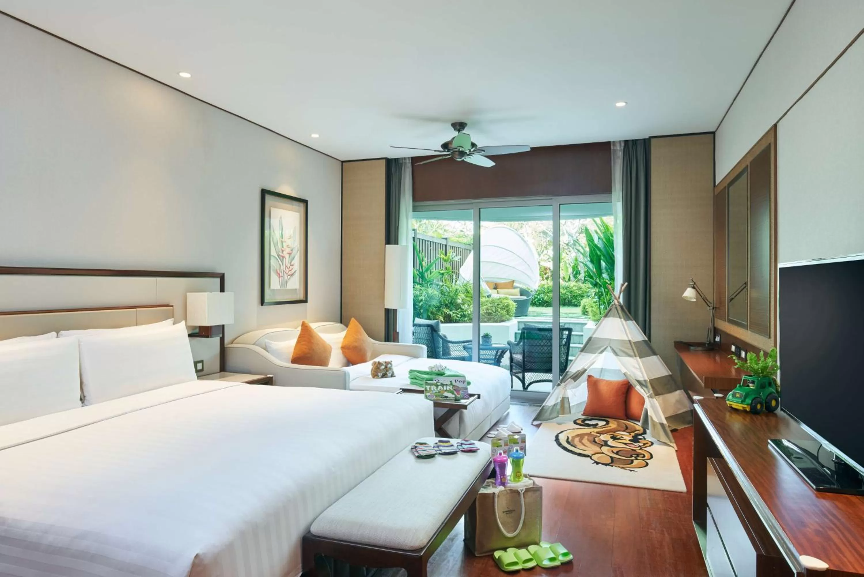 Photo of the whole room, Bed in Shangri-La Singapore