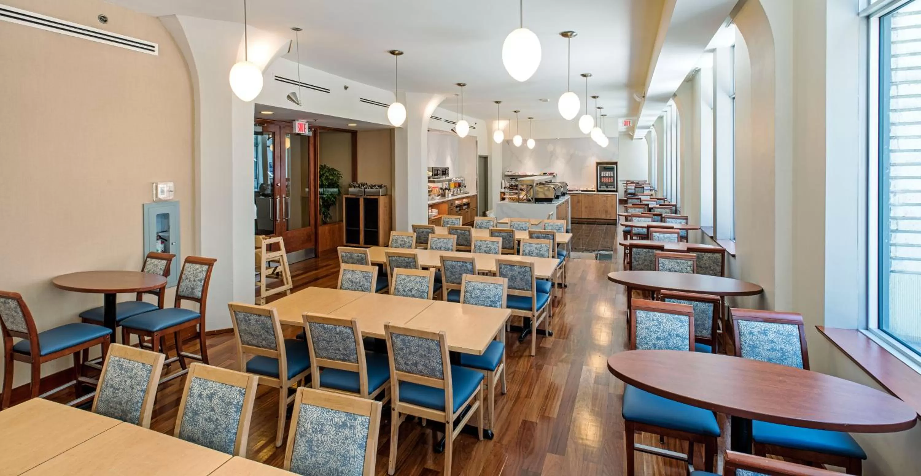 Continental breakfast in Le Square Phillips Hôtel & Suites