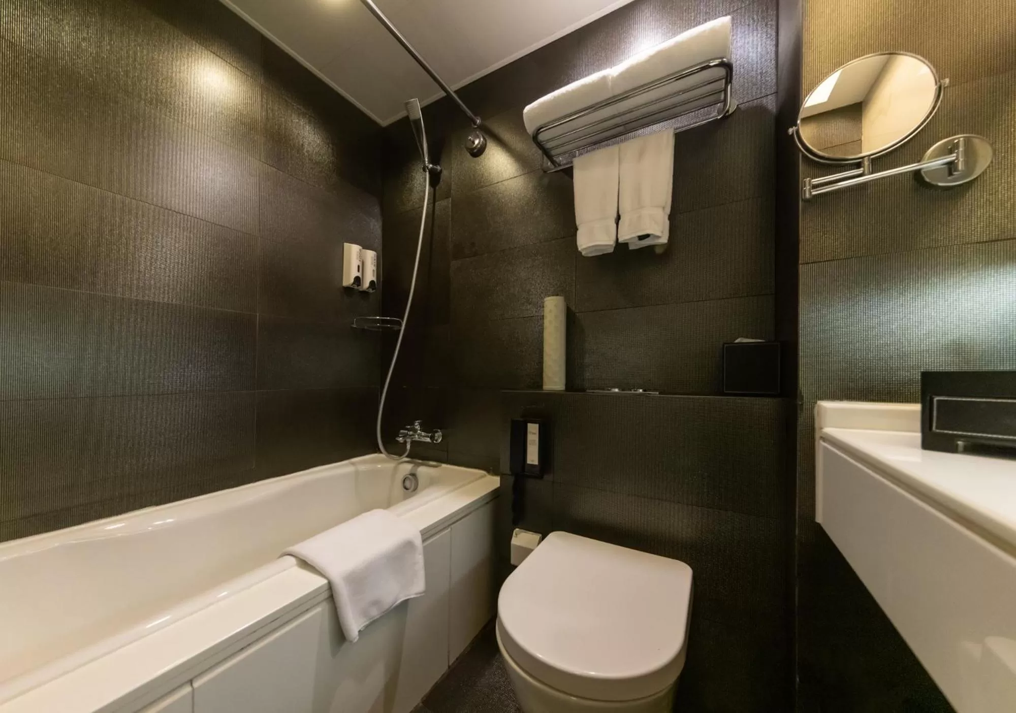 Bathroom in Starr Hotel Shanghai (Shanghai Railway Station)