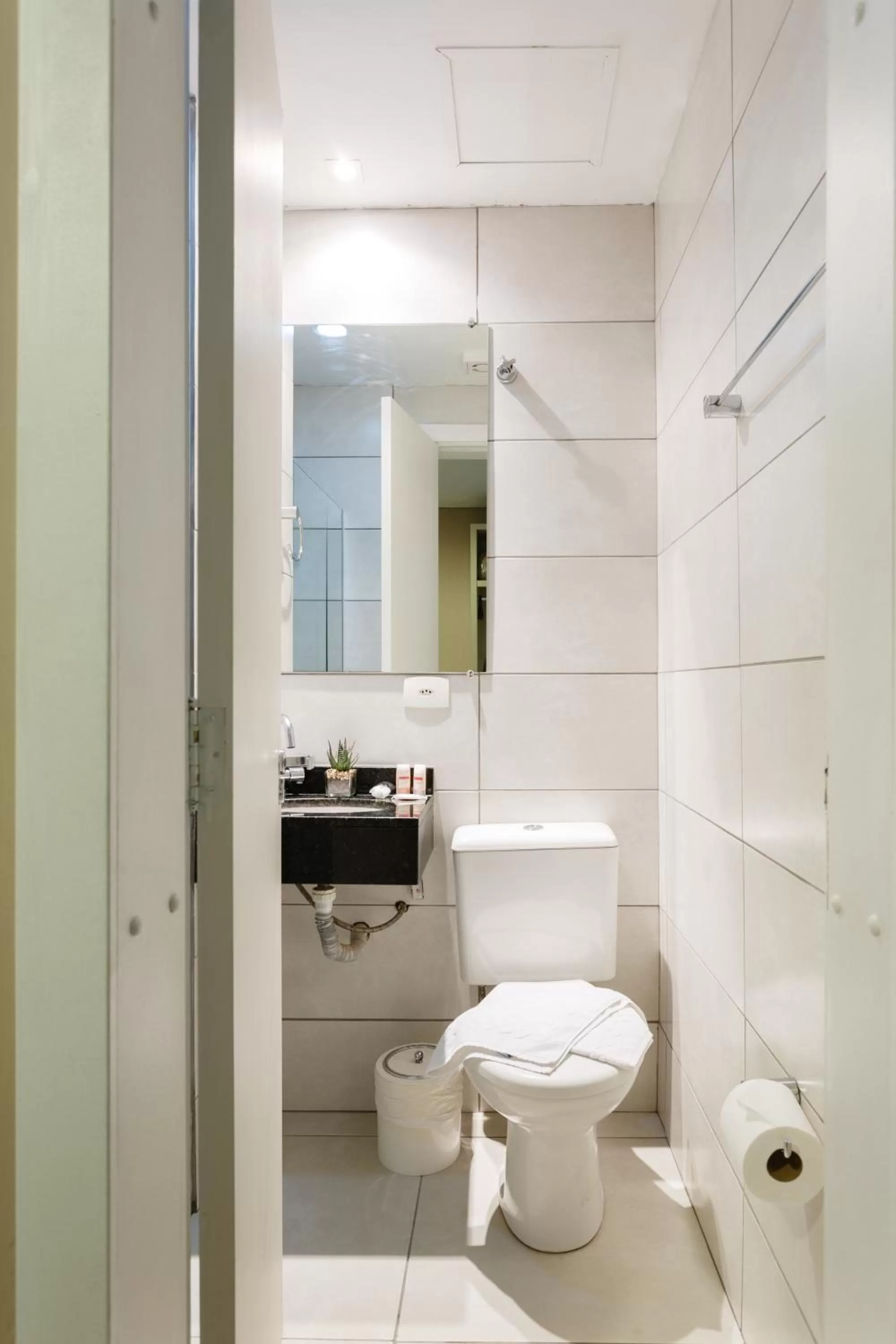 Bathroom in Hotel Sol By MRHotelaria